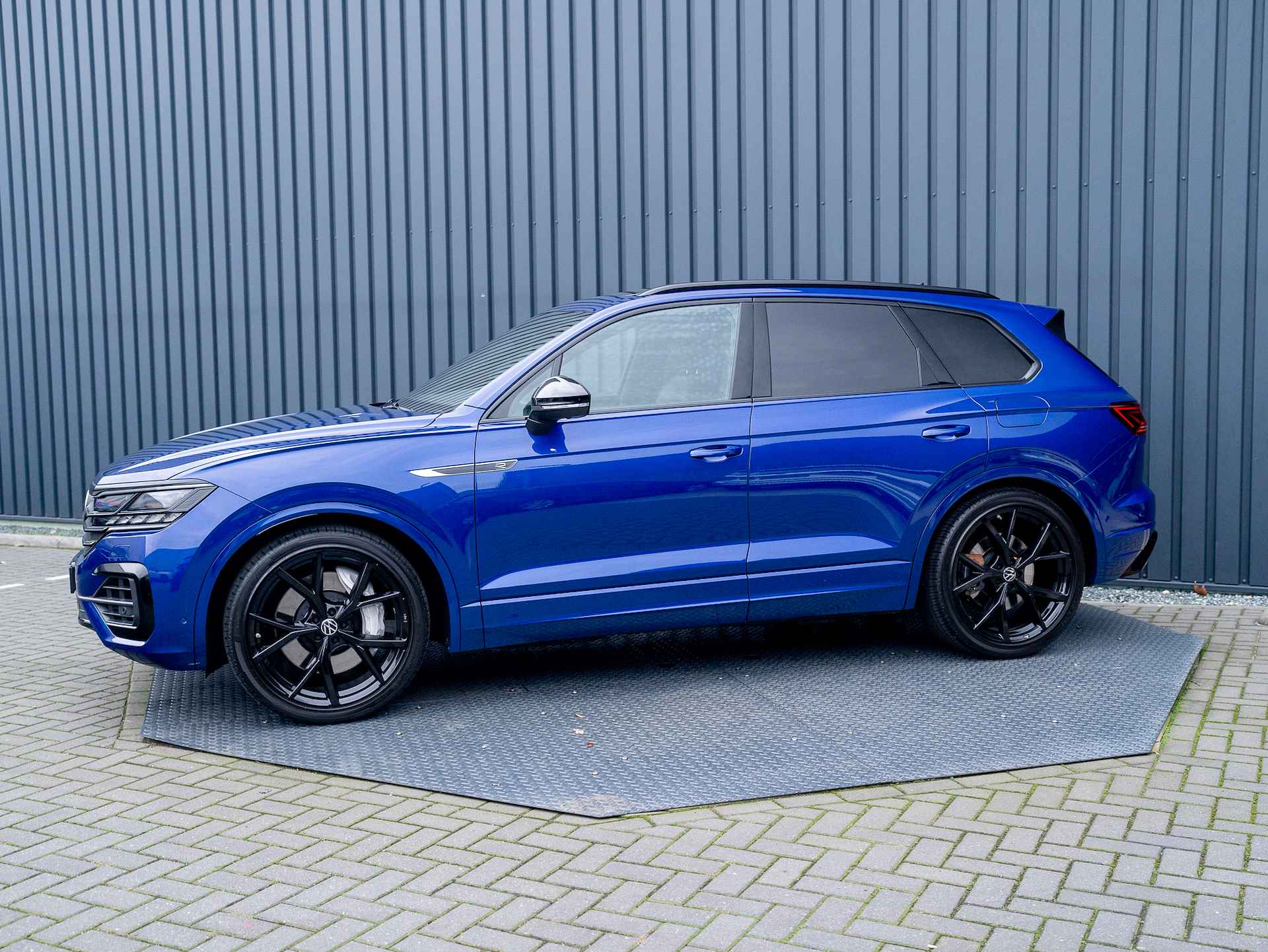 Volkswagen Touareg 3.0 TSi 4MOTION R | Panodak | Stoelkoeling | Trekhaak | Luchtvering | 22'' | Prijs Rijklaar!! - 3/65