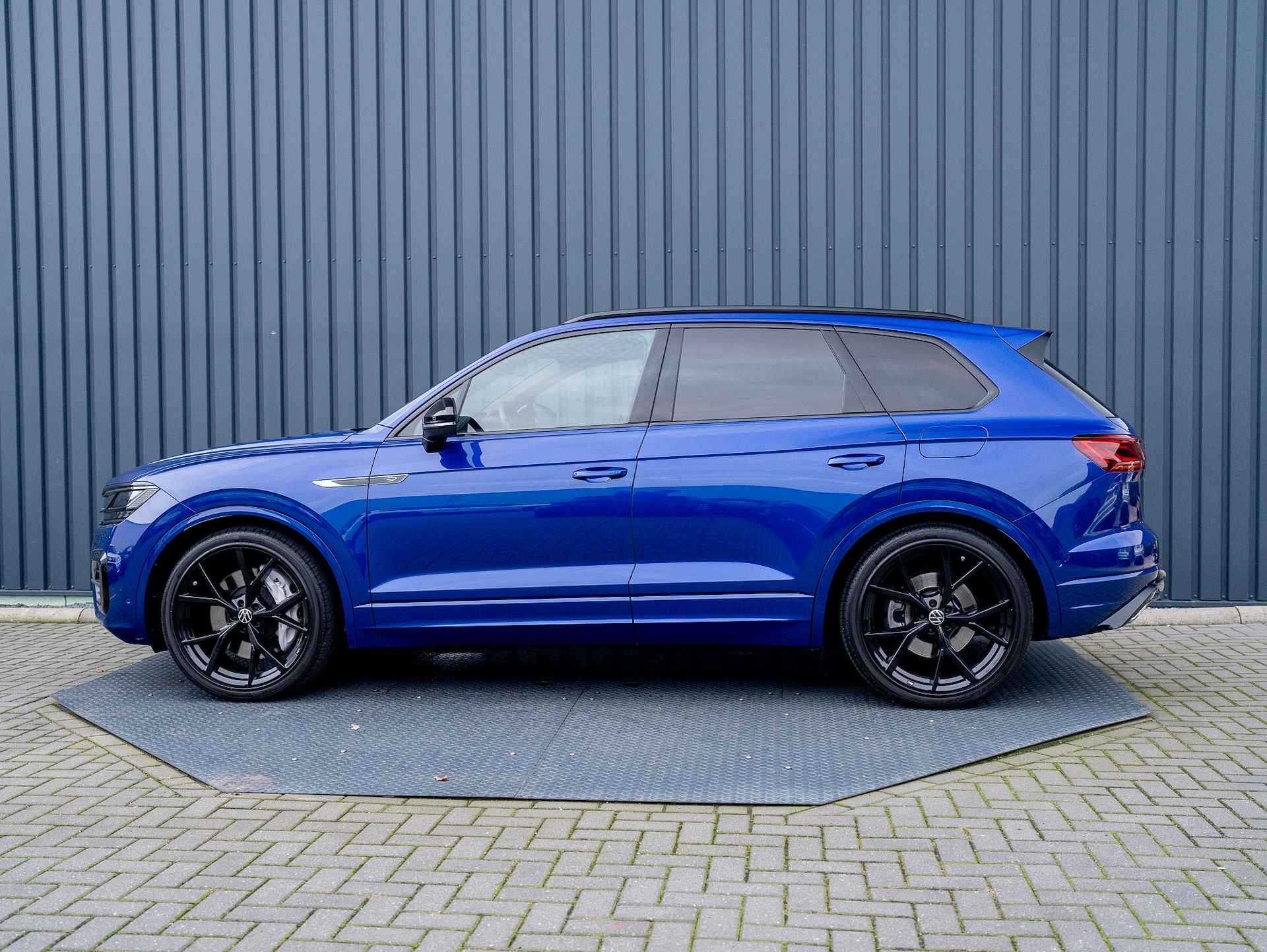 Volkswagen Touareg 3.0 TSi 4MOTION R | Panodak | Stoelkoeling | Trekhaak | Luchtvering | 22'' | Prijs Rijklaar!! - 4/65