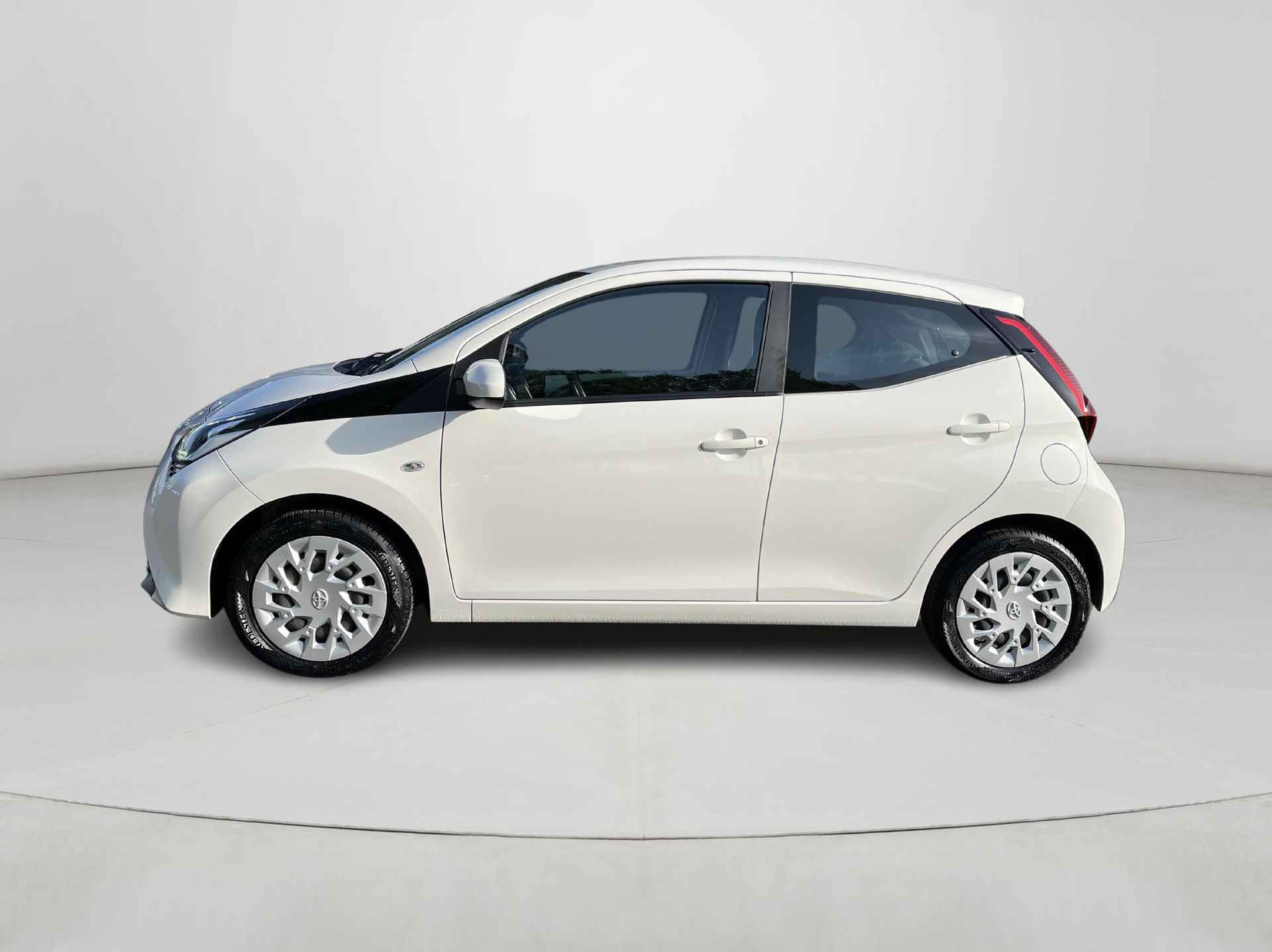 Toyota Aygo 1.0 VVT-i x-play | Navigatie | Airconditioning | Parkeercamera | Elektrische ramen voor | - 3/25