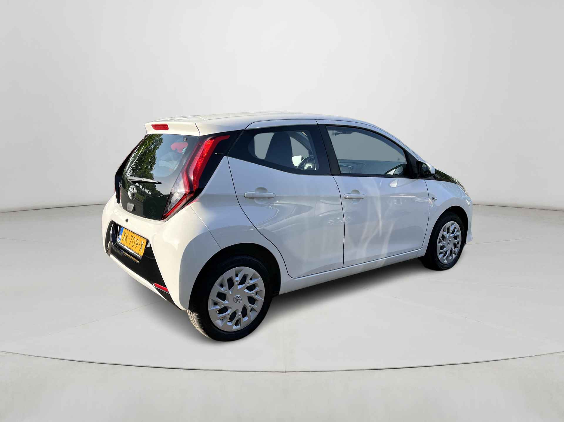 Toyota Aygo 1.0 VVT-i x-play | Navigatie | Airconditioning | Parkeercamera | Elektrische ramen voor | - 6/25
