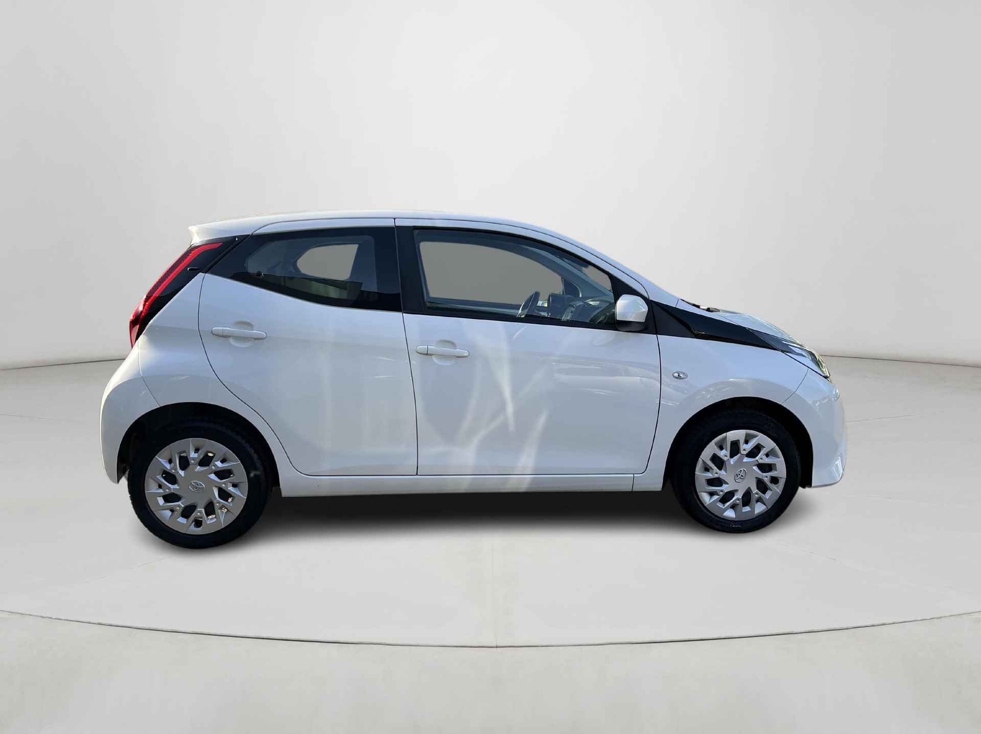 Toyota Aygo 1.0 VVT-i x-play | Navigatie | Airconditioning | Parkeercamera | Elektrische ramen voor | - 7/25