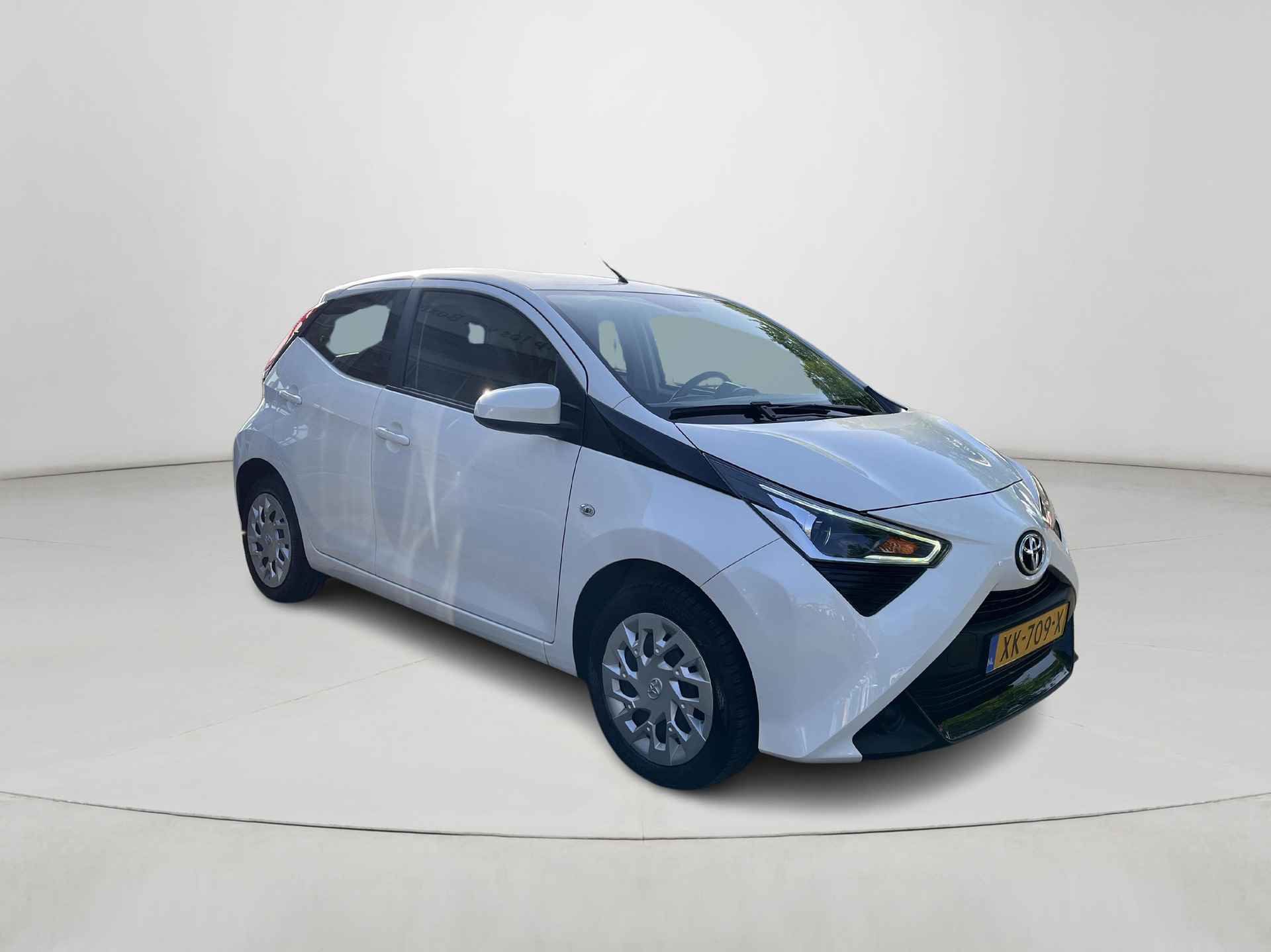 Toyota Aygo 1.0 VVT-i x-play | Navigatie | Airconditioning | Parkeercamera | Elektrische ramen voor | - 8/25