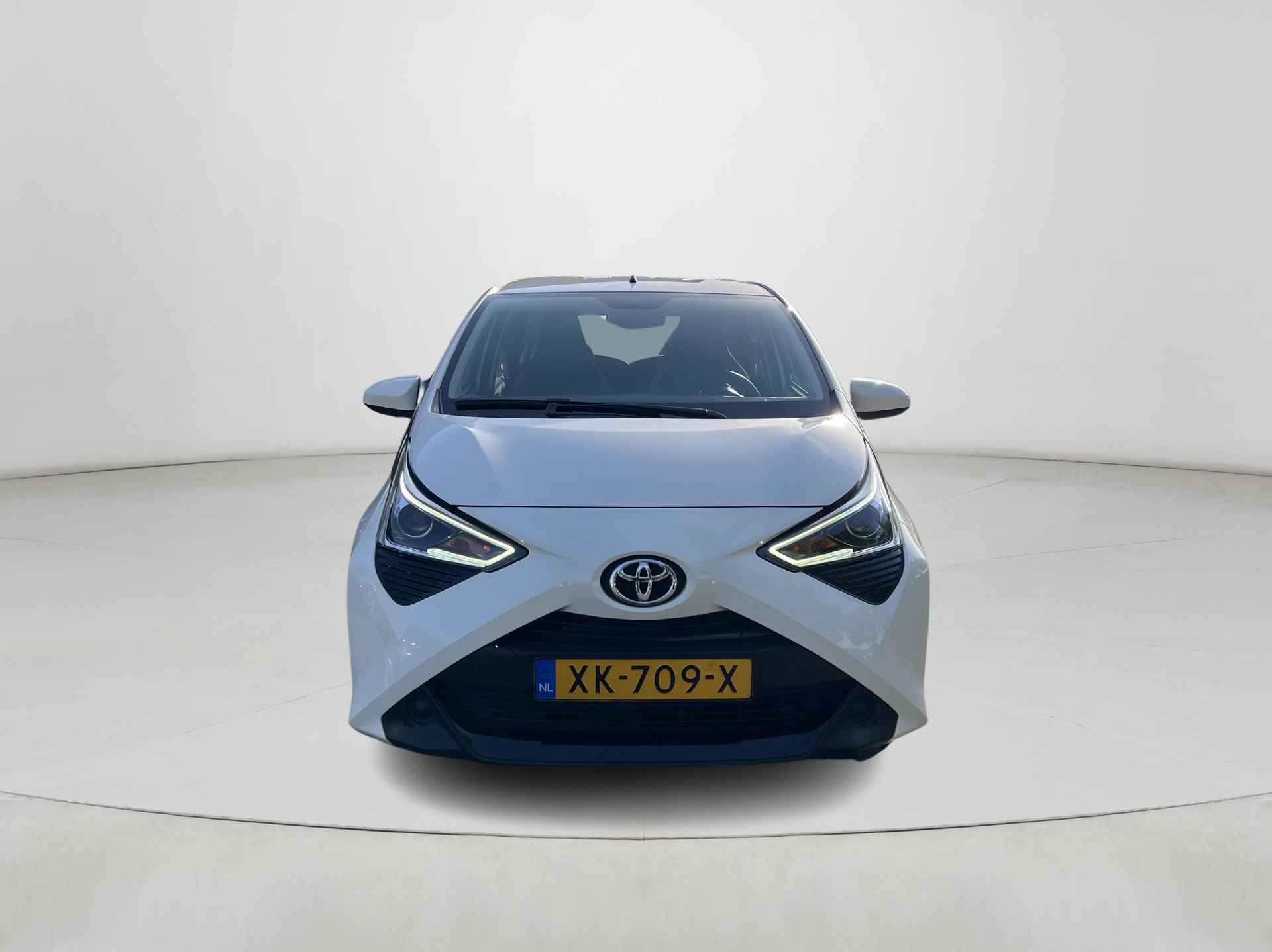 Toyota Aygo 1.0 VVT-i x-play | Navigatie | Airconditioning | Parkeercamera | Elektrische ramen voor | - 9/25