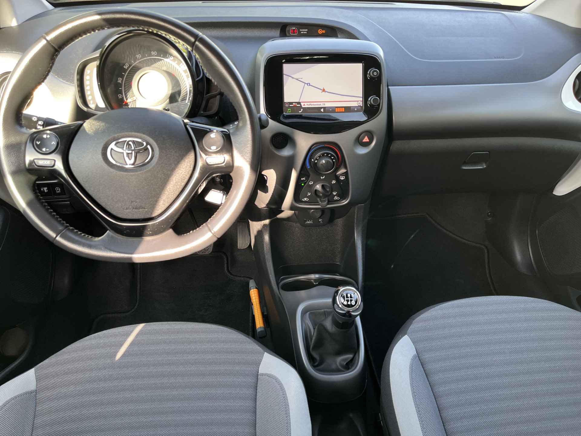 Toyota Aygo 1.0 VVT-i x-play | Navigatie | Airconditioning | Parkeercamera | Elektrische ramen voor | - 11/25