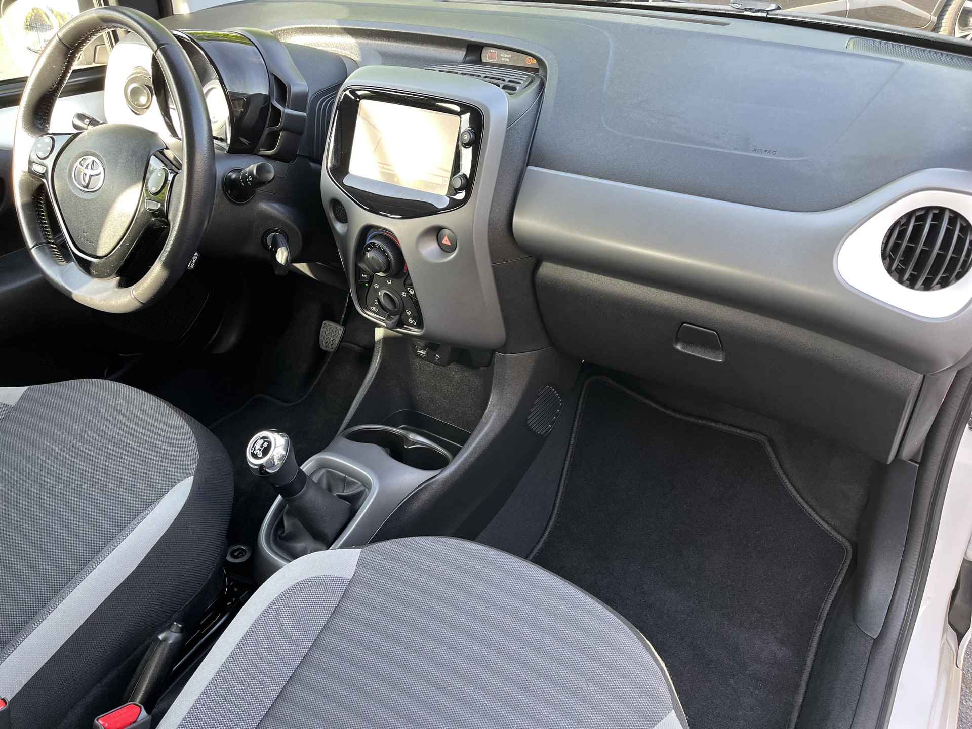 Toyota Aygo 1.0 VVT-i x-play | Navigatie | Airconditioning | Parkeercamera | Elektrische ramen voor | - 12/25