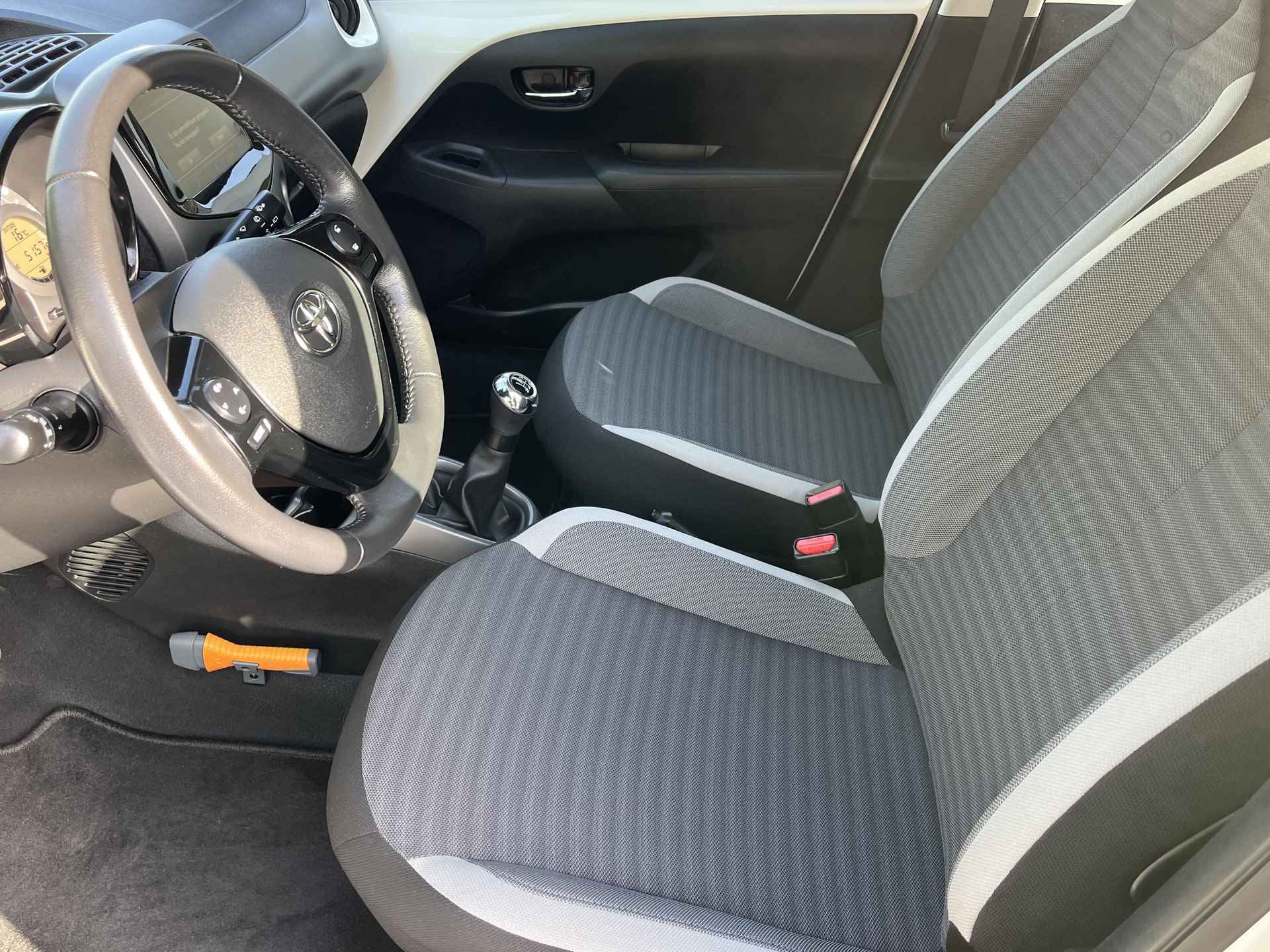 Toyota Aygo 1.0 VVT-i x-play | Navigatie | Airconditioning | Parkeercamera | Elektrische ramen voor | - 13/25