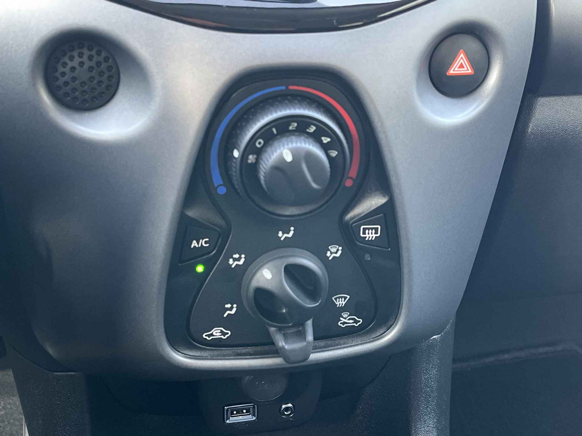 Toyota Aygo 1.0 VVT-i x-play | Navigatie | Airconditioning | Parkeercamera | Elektrische ramen voor | - 17/25
