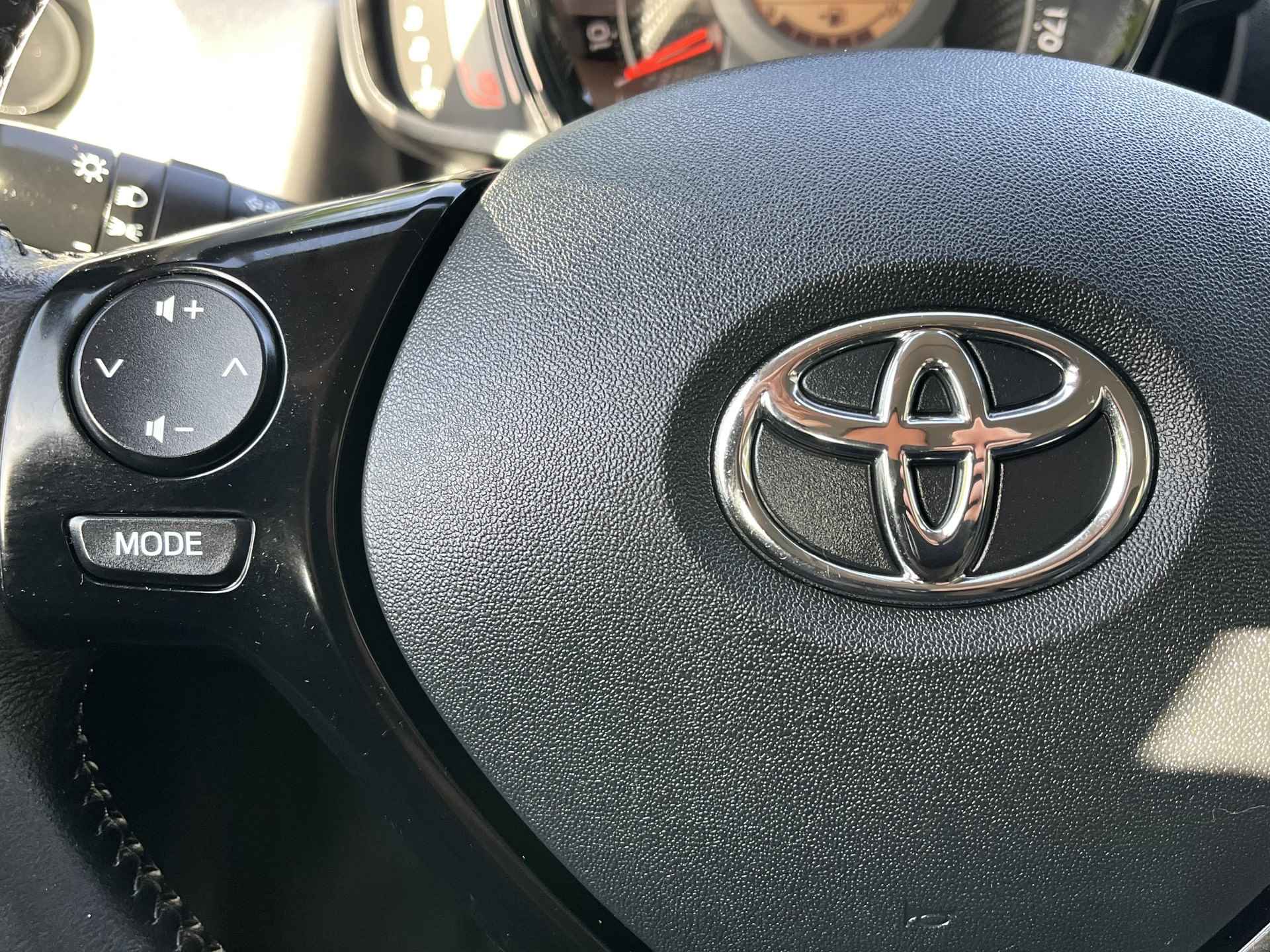 Toyota Aygo 1.0 VVT-i x-play | Navigatie | Airconditioning | Parkeercamera | Elektrische ramen voor | - 18/25