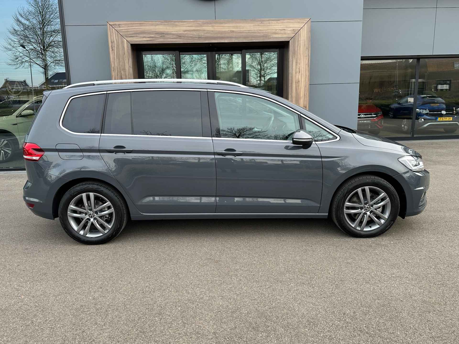 Volkswagen Touran 1.5 TSI 150pk DSG Highline 7-persoons | Dode hoek | Virtual cockpit | Navi | Rijklaar incl. garantie - 2/32