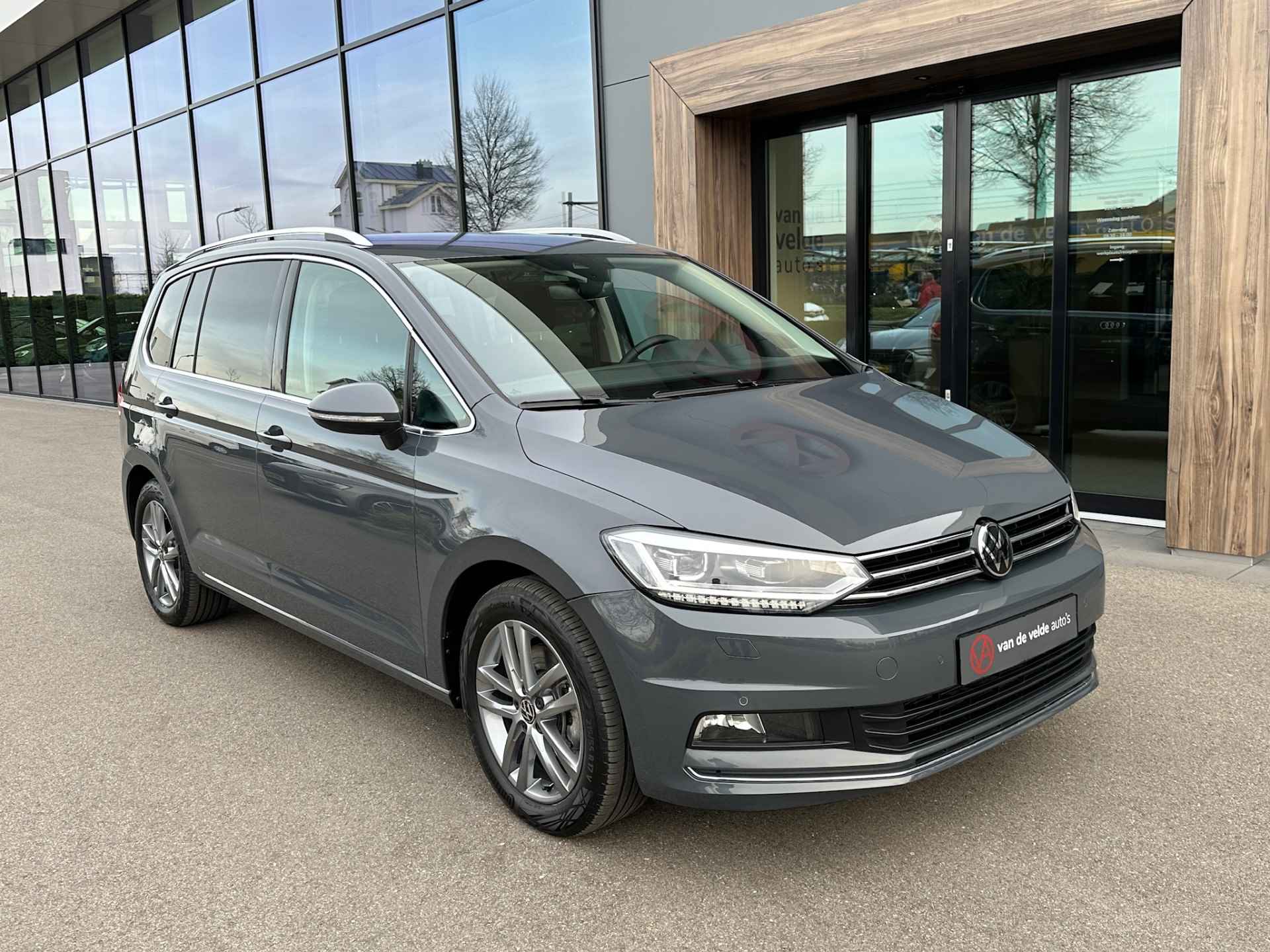 Volkswagen Touran 1.5 TSI 150pk DSG Highline 7-persoons | Dode hoek | Virtual cockpit | Navi | Rijklaar incl. garantie - 4/32