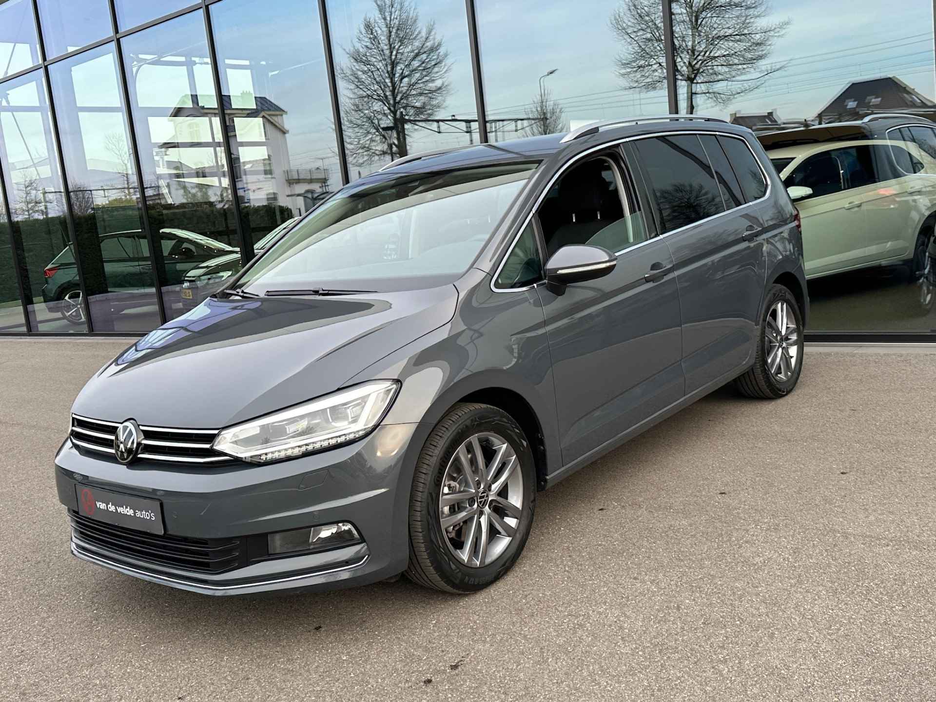 Volkswagen Touran 1.5 TSI 150pk DSG Highline 7-persoons | Dode hoek | Virtual cockpit | Navi | Rijklaar incl. garantie - 29/32