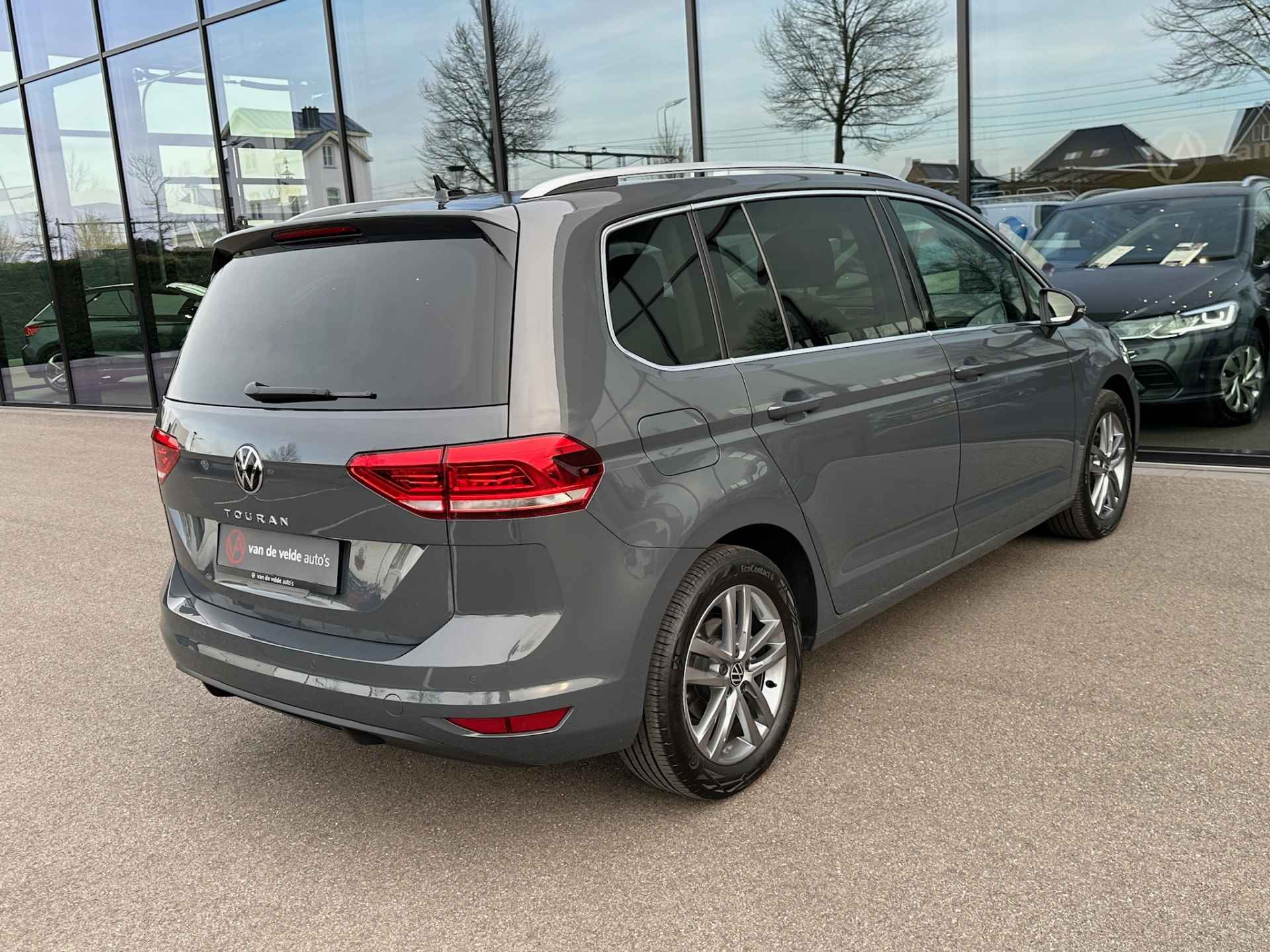 Volkswagen Touran 1.5 TSI 150pk DSG Highline 7-persoons | Dode hoek | Virtual cockpit | Navi | Rijklaar incl. garantie - 32/32