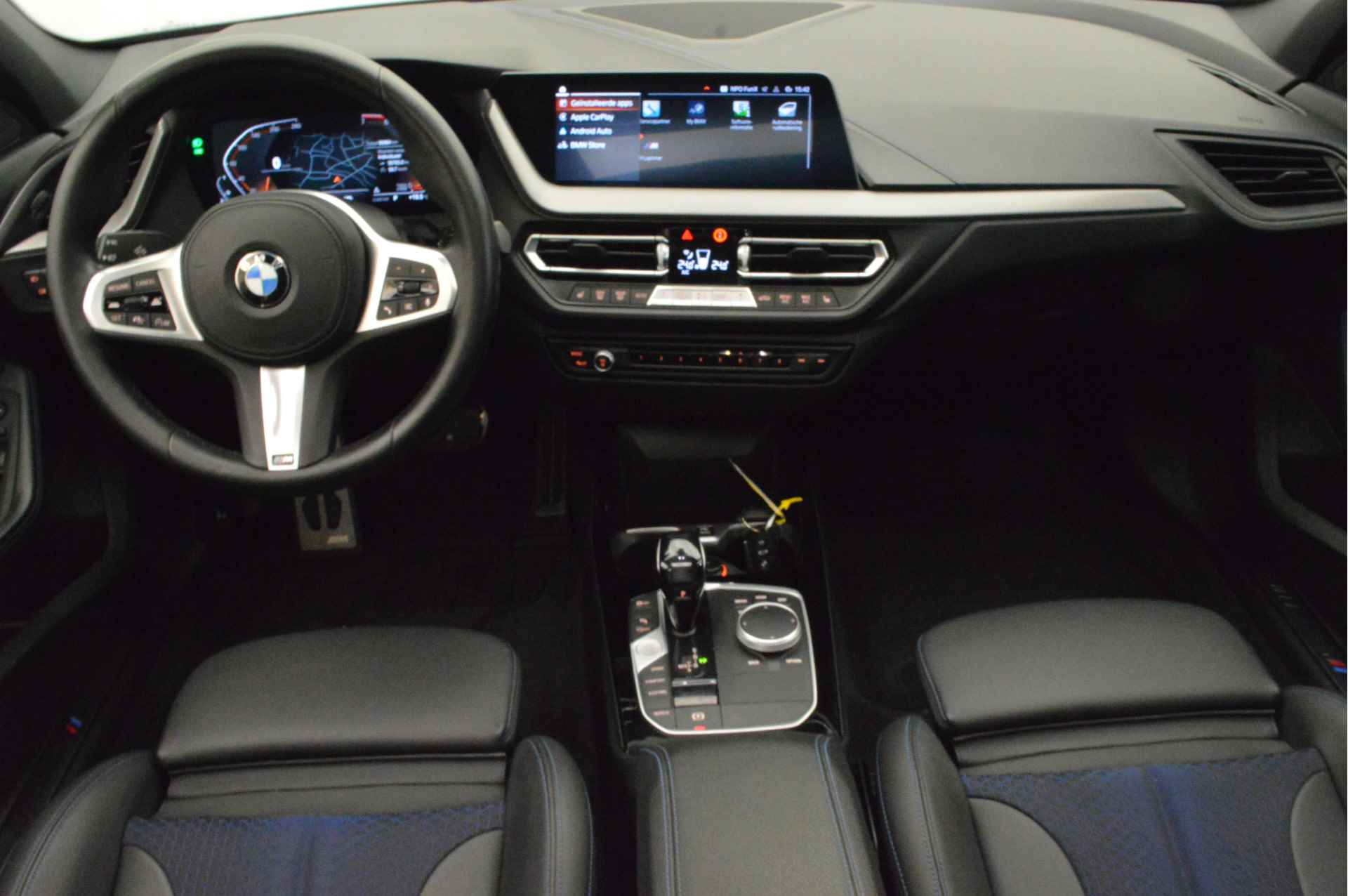 BMW 1-serie 118i Executive M Sport Automaat / Panoramadak / Sportstoelen / Stoelverwarming / LED / M Sport steering / Live Cockpit Professional / Parking Assistant - 6/17