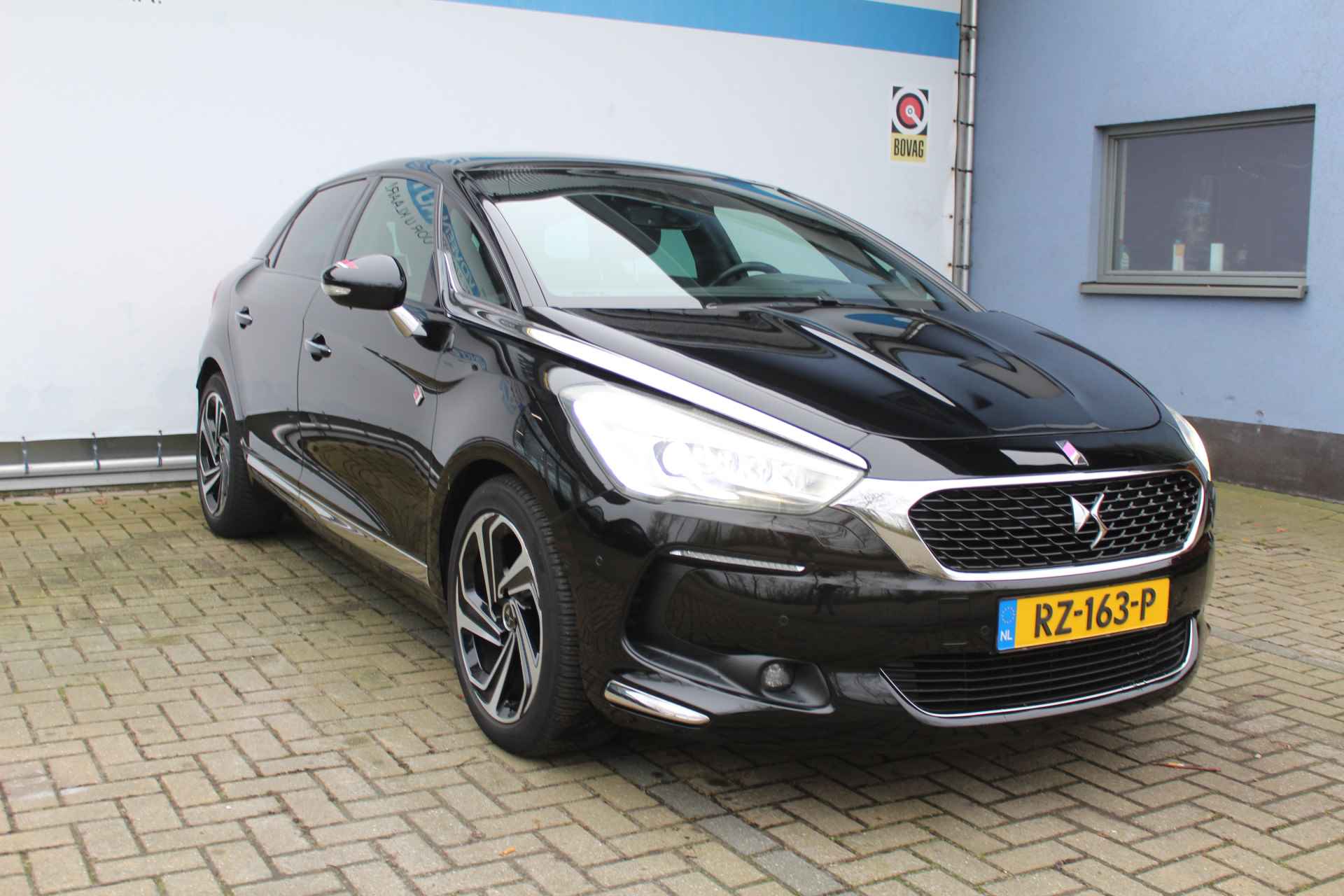 DS DS 5 1.6 THP 165pk Performance Line | Incl. 12 maanden Garantie | Panoramadak | Achteruitrijcamera | Parkeersenoren V+A | Trekhaak | Keyless entry | Elektrisch verstelbare stoelen | Half leder/alcantara bekleding | Cruise controle | Navigatie | Climate controle | Dodehoekdetectie | LED | oplampen | Origineel NL auto | NAP | - 5/66