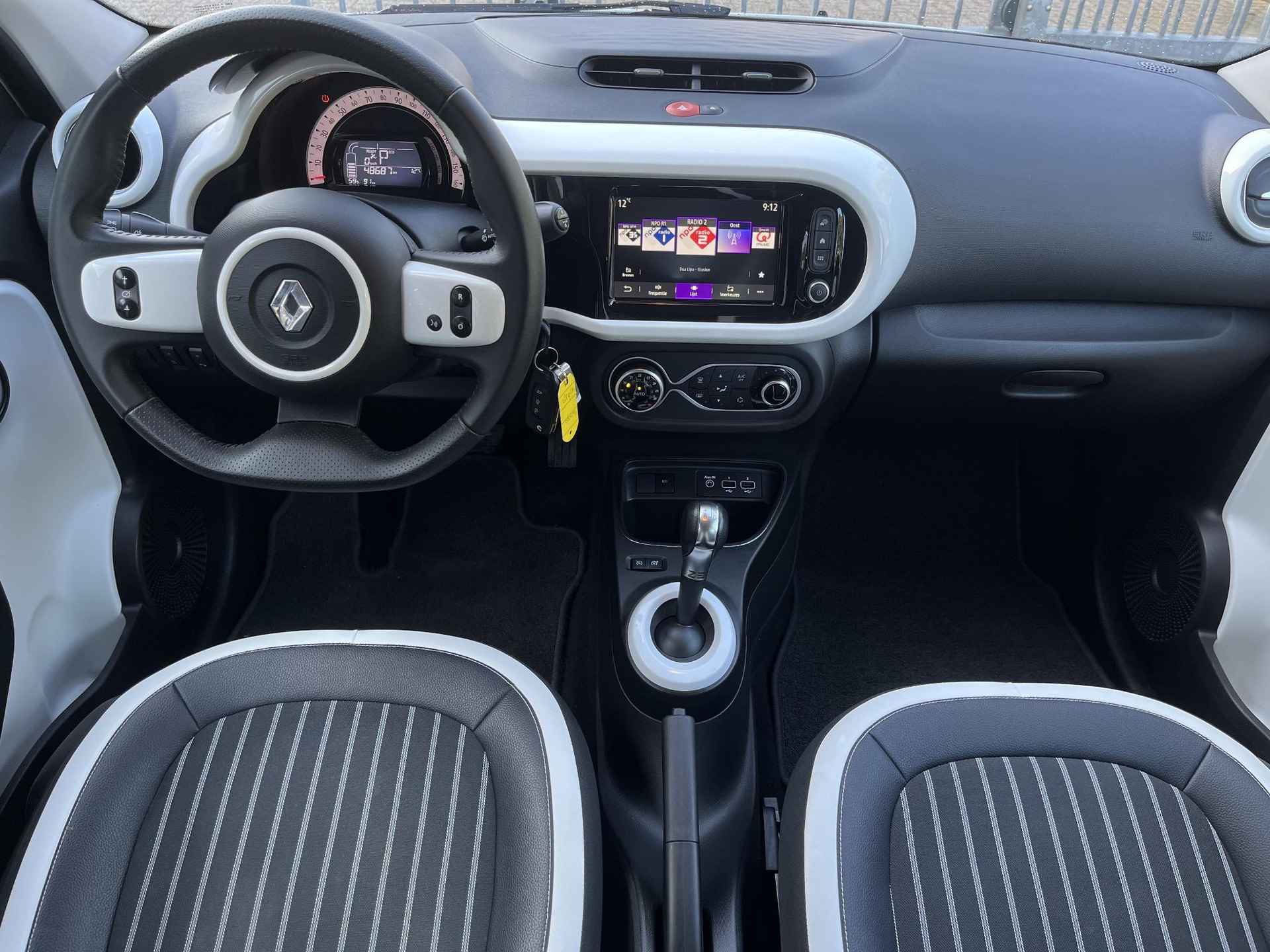 Renault Twingo Z.E. R80 Intens Automaat / €2.000,- Subsidie mogelijk / Climate control / Cruise control / Apple carplay & Android auto / Achteruitrijcamera / 15" Lichtmetalen velgen - 2/50