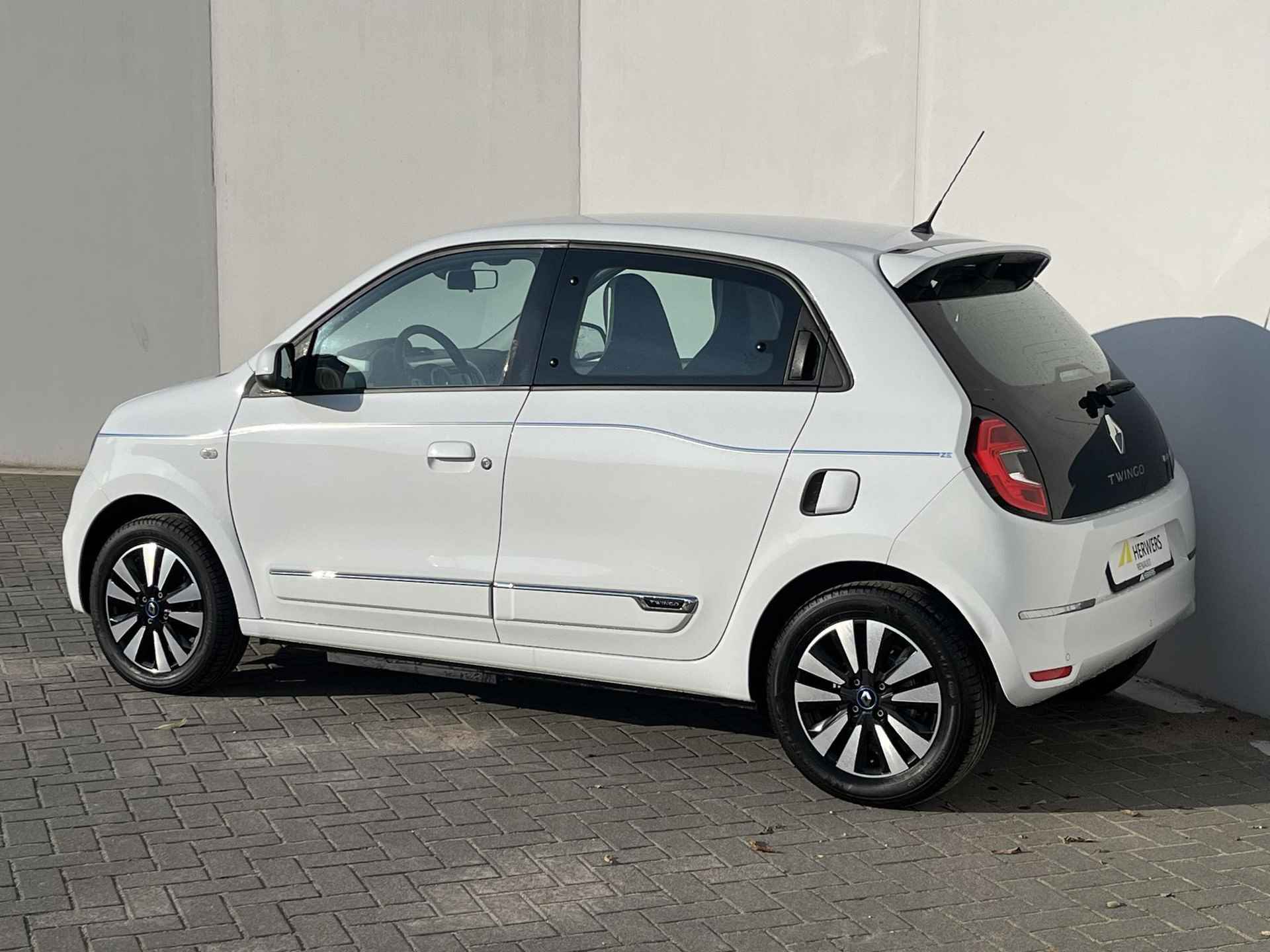 Renault Twingo Z.E. R80 Intens Automaat / €2.000,- Subsidie mogelijk / Climate control / Cruise control / Apple carplay & Android auto / Achteruitrijcamera / 15" Lichtmetalen velgen - 21/50