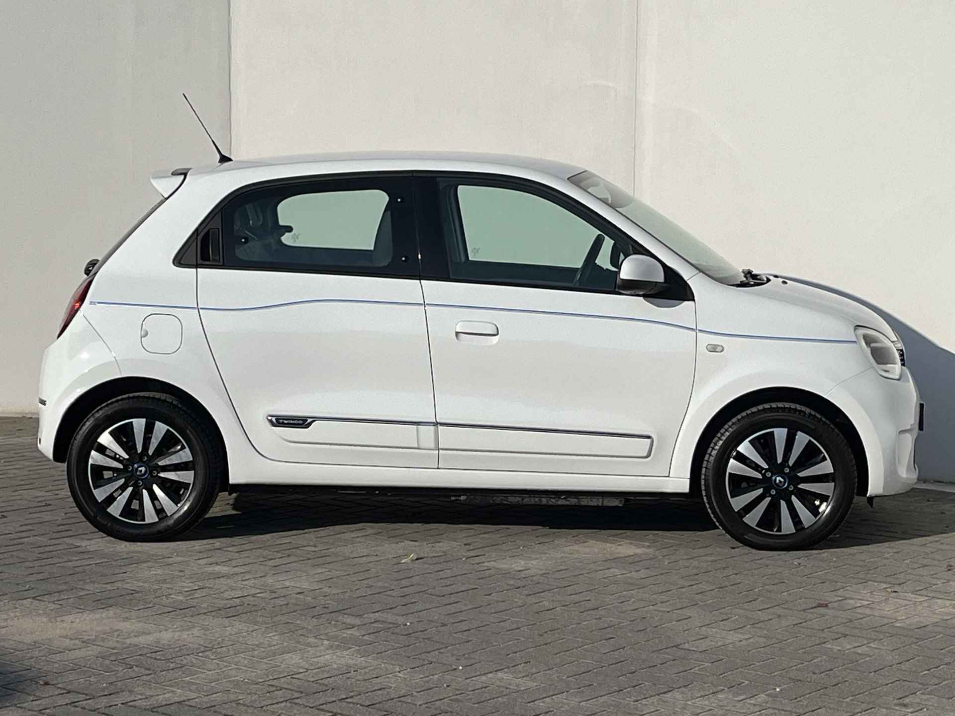 Renault Twingo Z.E. R80 Intens Automaat / €2.000,- Subsidie mogelijk / Climate control / Cruise control / Apple carplay & Android auto / Achteruitrijcamera / 15" Lichtmetalen velgen - 22/50