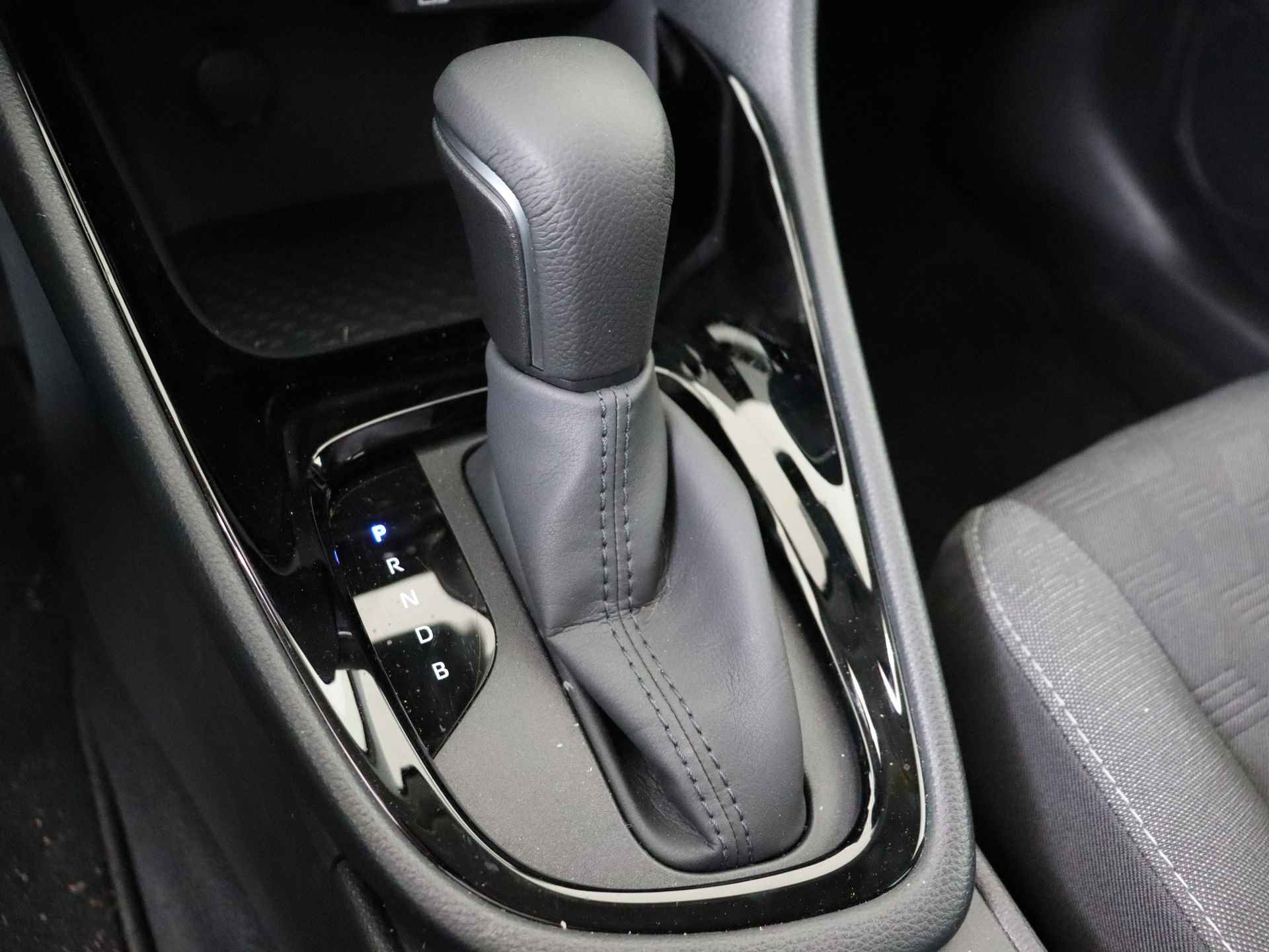 Toyota Yaris Hybrid 115 First Edition | Navigatie | Apple CarPlay | Camera | - 12/39