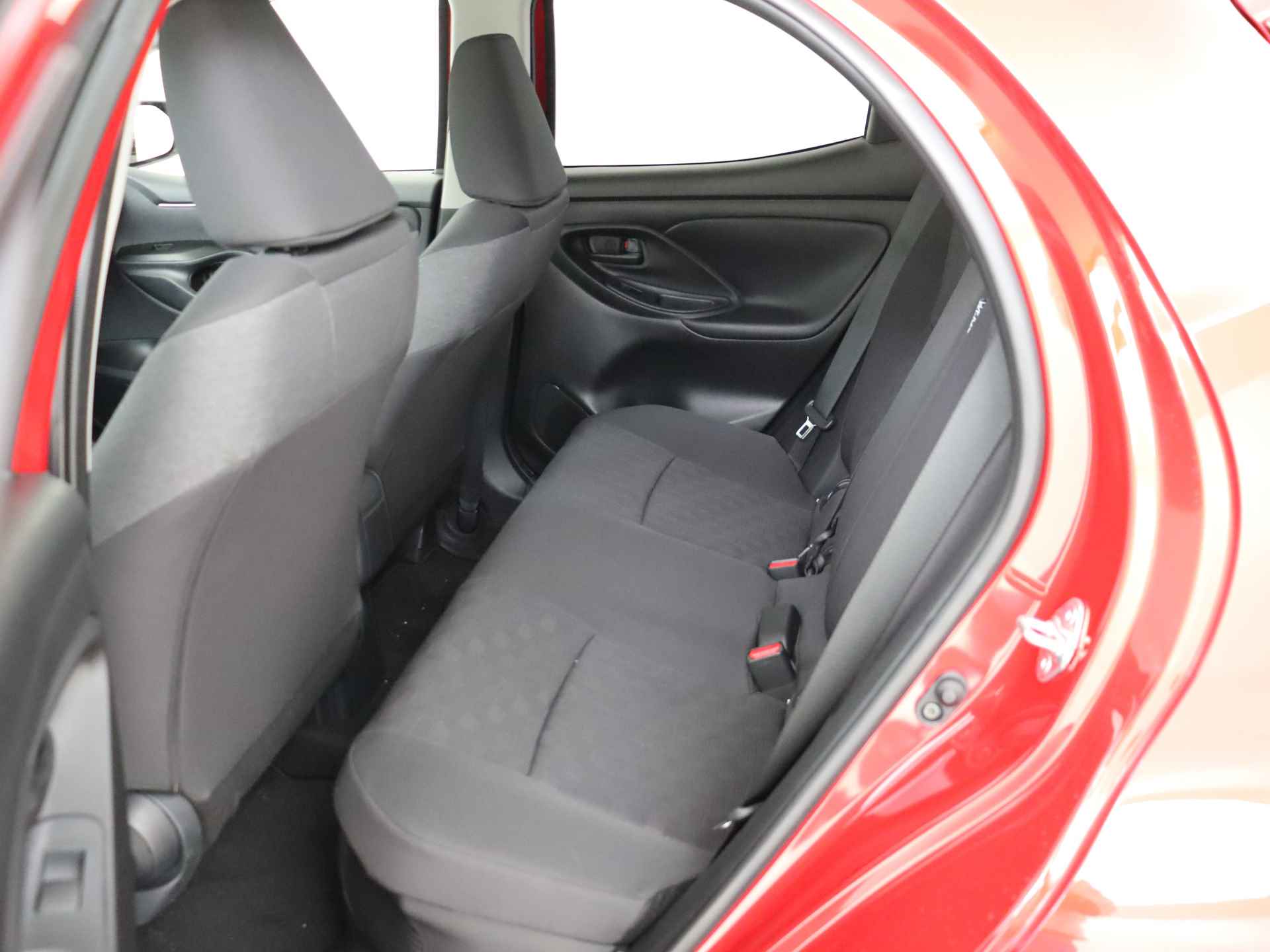 Toyota Yaris Hybrid 115 First Edition | Navigatie | Apple CarPlay | Camera | - 19/39