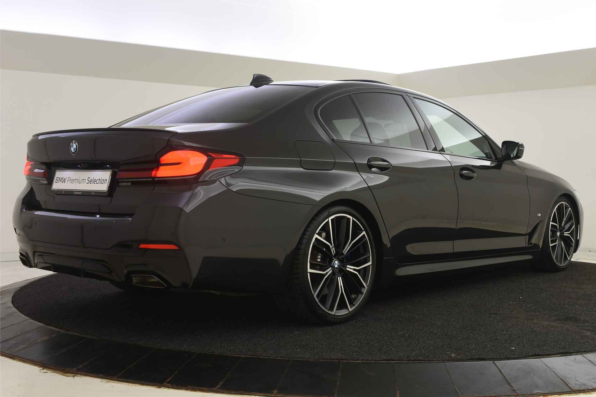 BMW 5 Serie 530e High Executive M Sport Automaat / Schuif-kanteldak / Trekhaak / Active Steering / Driving Assistant Professional / Laserlicht / Head-Up / Harman Kardon / Live Cockpit Professional - 3/57