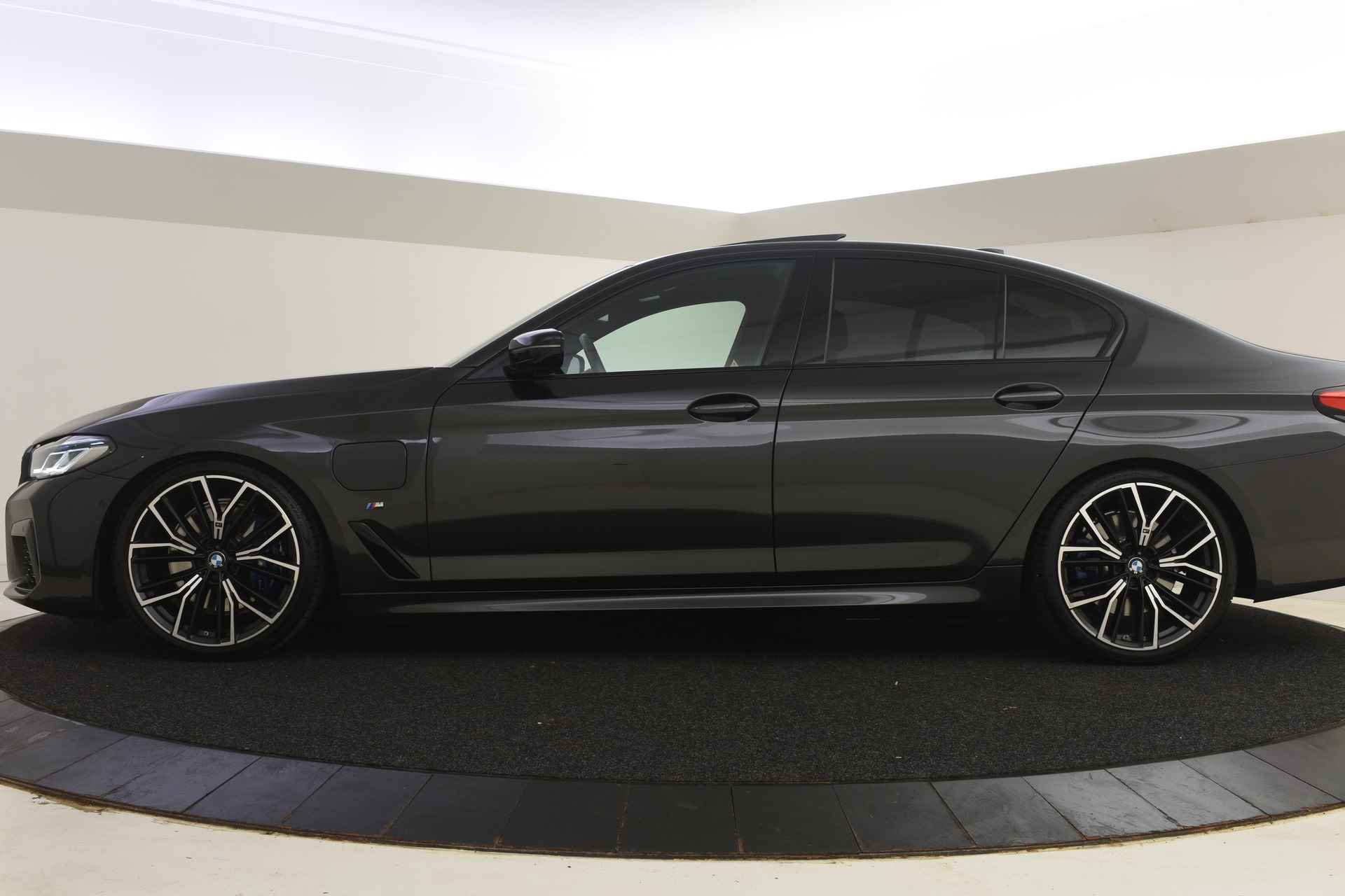 BMW 5 Serie 530e High Executive M Sport Automaat / Schuif-kanteldak / Trekhaak / Active Steering / Driving Assistant Professional / Laserlicht / Head-Up / Harman Kardon / Live Cockpit Professional - 4/57