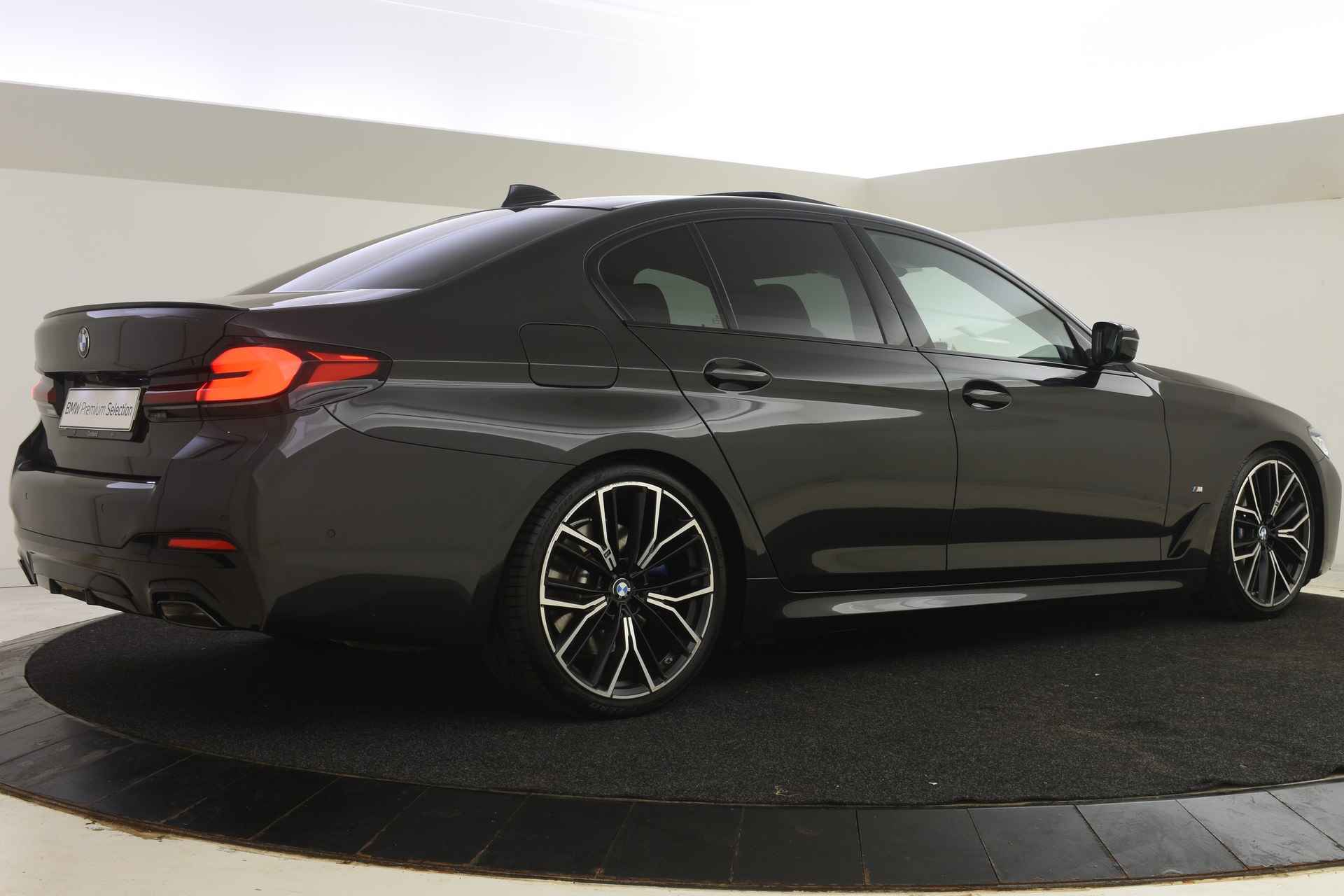 BMW 5 Serie 530e High Executive M Sport Automaat / Schuif-kanteldak / Trekhaak / Active Steering / Driving Assistant Professional / Laserlicht / Head-Up / Harman Kardon / Live Cockpit Professional - 14/57