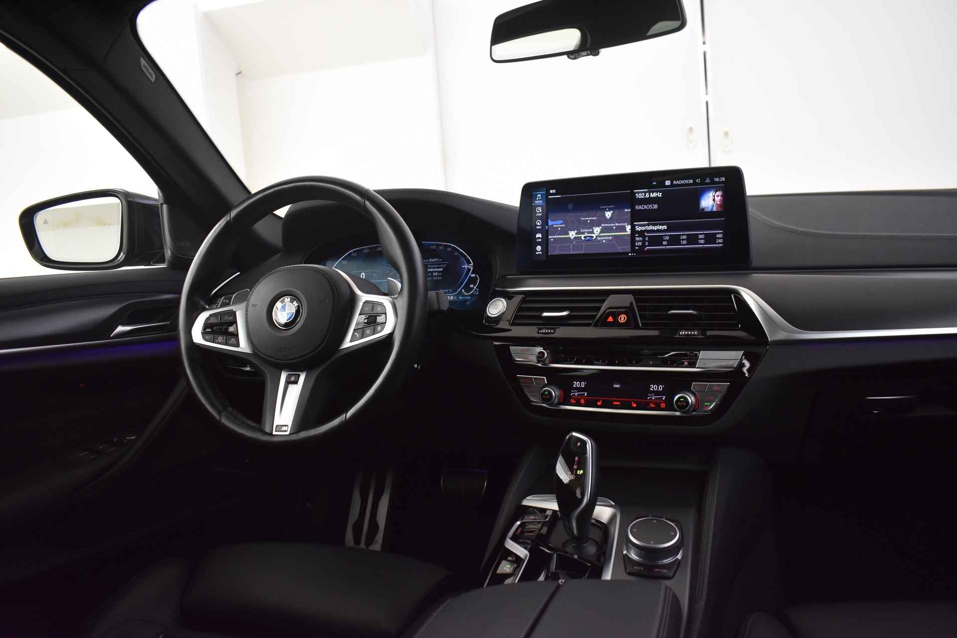 BMW 5 Serie 530e High Executive M Sport Automaat / Schuif-kanteldak / Trekhaak / Active Steering / Driving Assistant Professional / Laserlicht / Head-Up / Harman Kardon / Live Cockpit Professional - 18/57