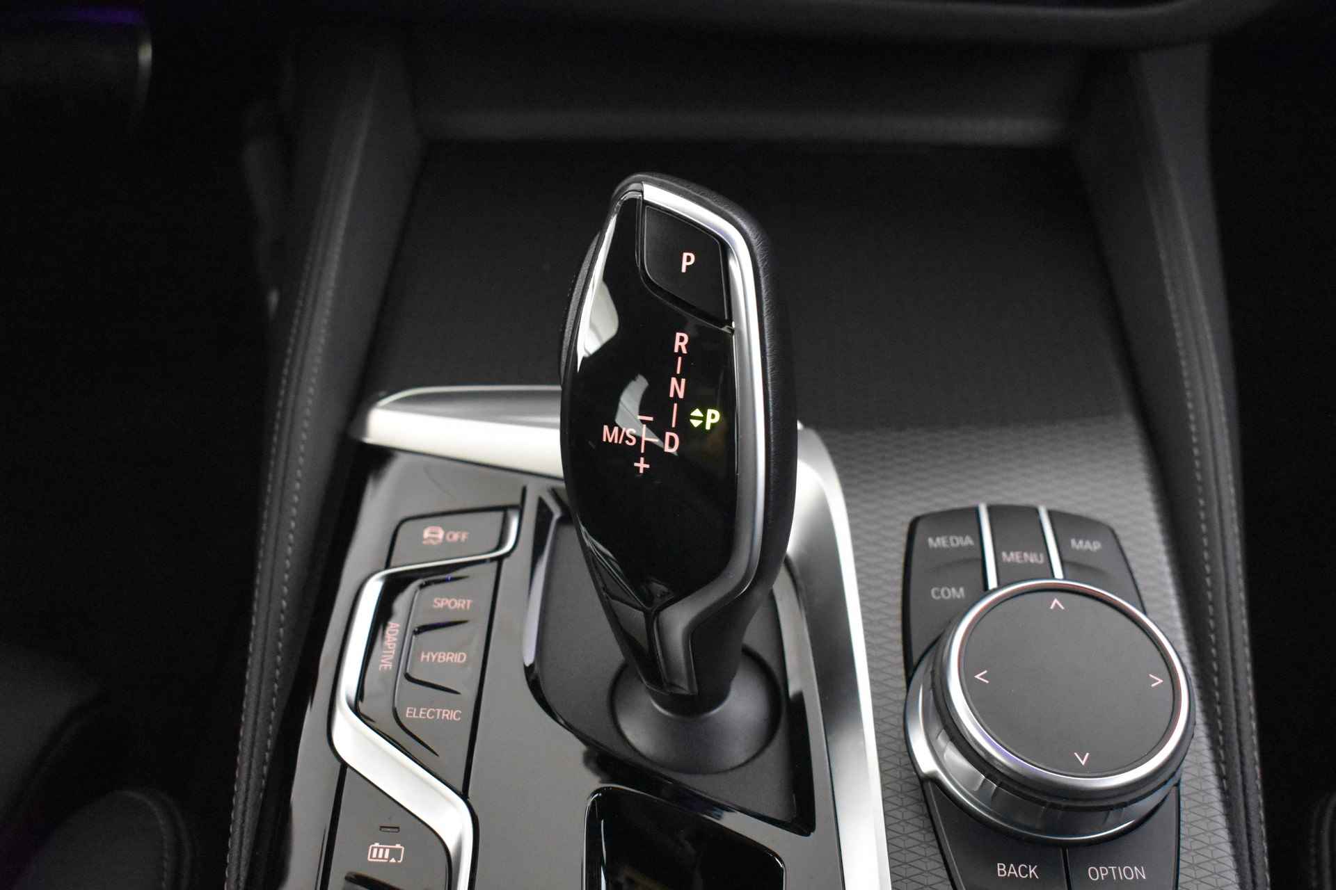 BMW 5 Serie 530e High Executive M Sport Automaat / Schuif-kanteldak / Trekhaak / Active Steering / Driving Assistant Professional / Laserlicht / Head-Up / Harman Kardon / Live Cockpit Professional - 30/57