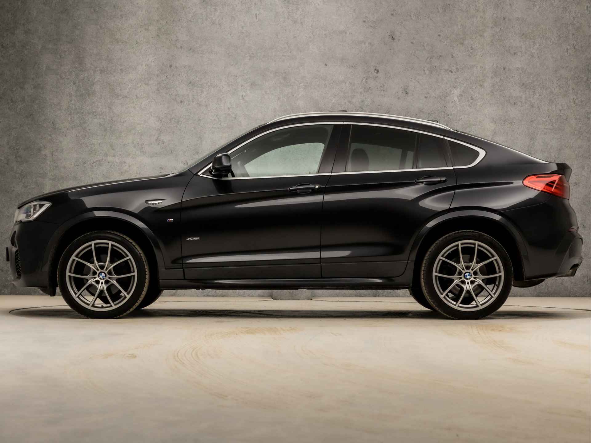 BMW X4 xDrive20i M Sport High Executive 184Pk Automaat (NAVIGATIE, M PAKKET, MEMORY SEATS, HEAD-UP DISPLAY, LEDER, CAMERA, STOELVERWARMING, GETINT GLAS, NIEUWE APK, NIEUWSTAAT) - 2/42