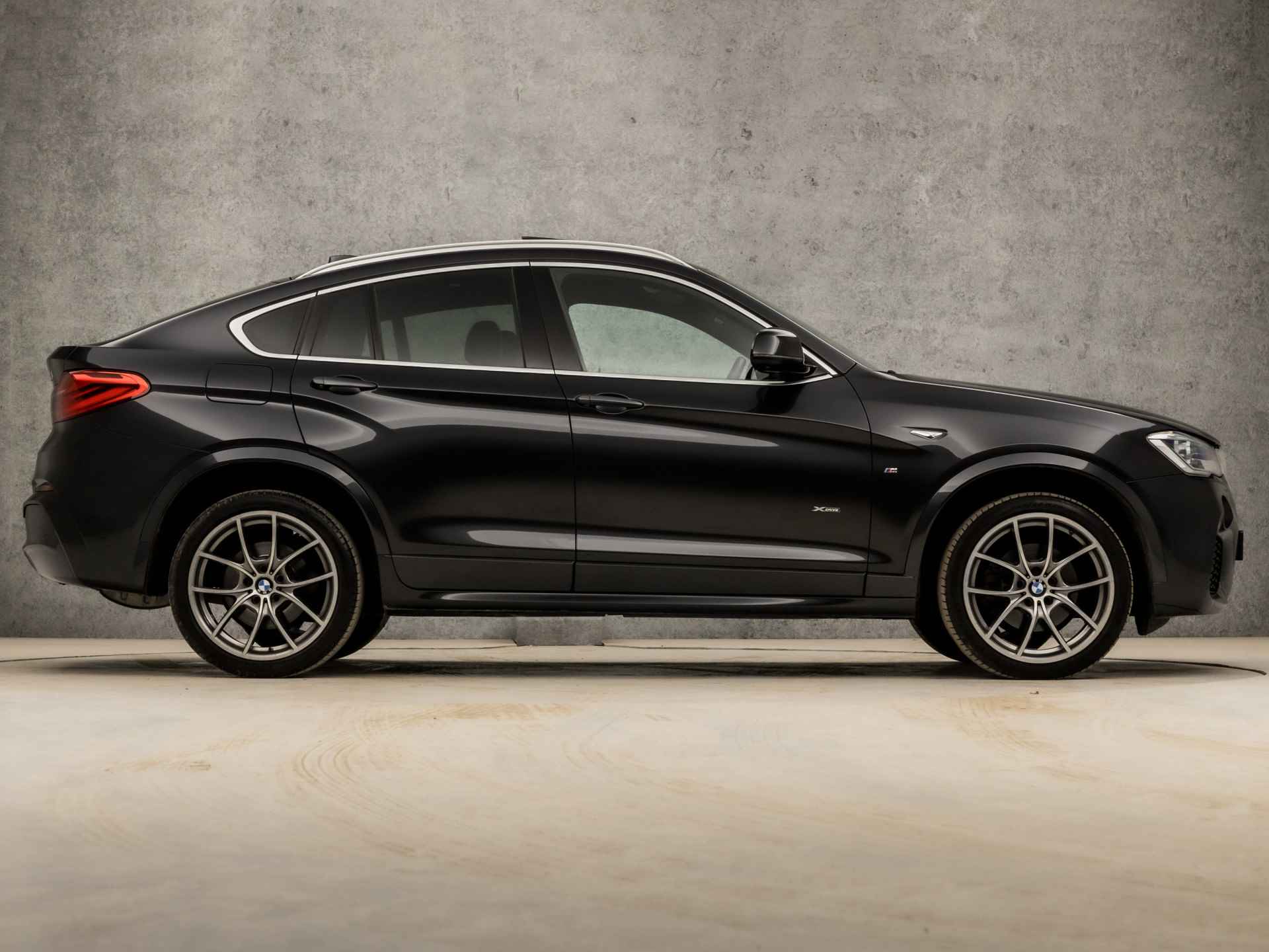 BMW X4 xDrive20i M Sport High Executive 184Pk Automaat (NAVIGATIE, M PAKKET, MEMORY SEATS, HEAD-UP DISPLAY, LEDER, CAMERA, STOELVERWARMING, GETINT GLAS, NIEUWE APK, NIEUWSTAAT) - 4/42