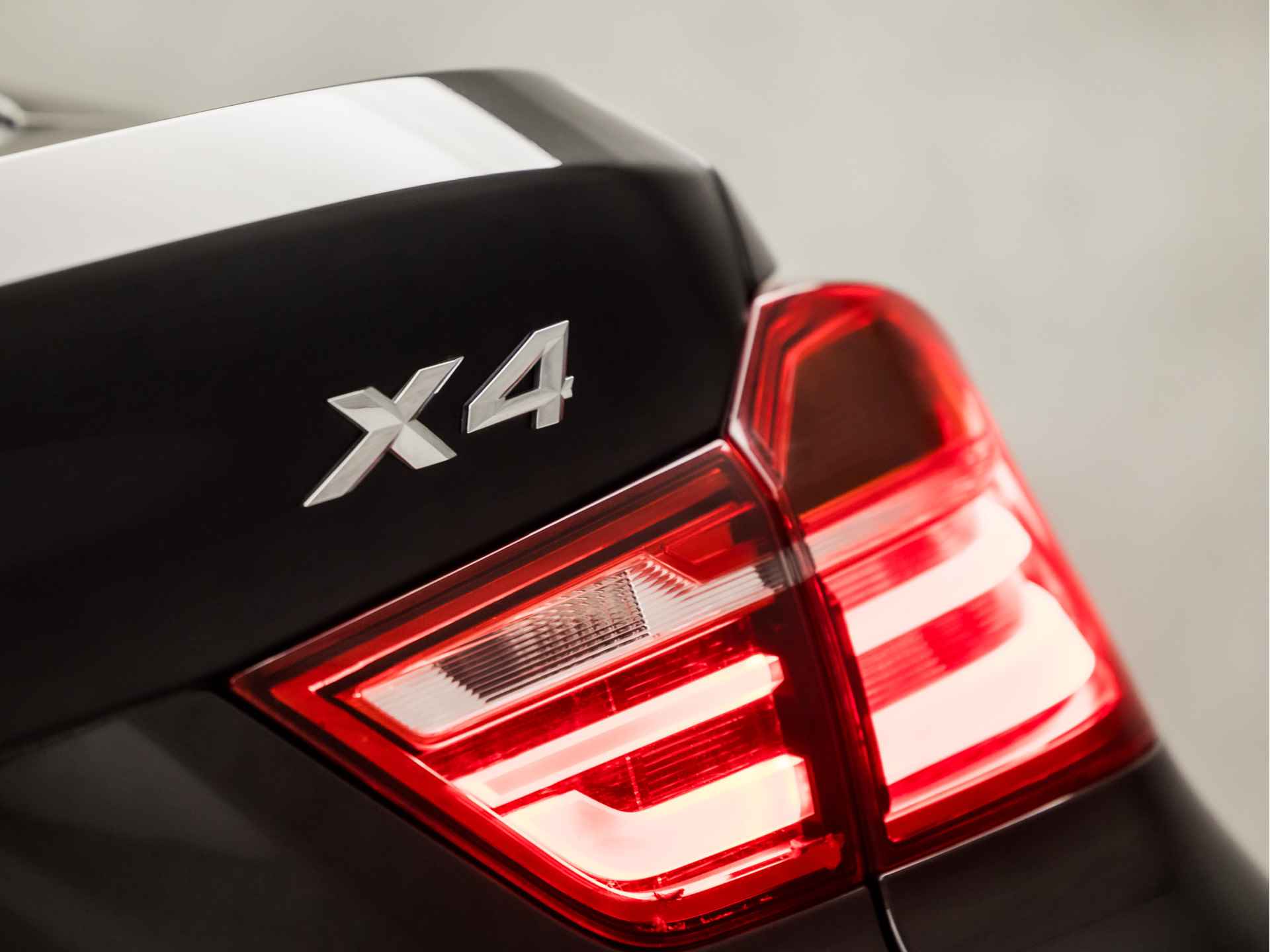 BMW X4 xDrive20i M Sport High Executive 184Pk Automaat (NAVIGATIE, M PAKKET, MEMORY SEATS, HEAD-UP DISPLAY, LEDER, CAMERA, STOELVERWARMING, GETINT GLAS, NIEUWE APK, NIEUWSTAAT) - 35/42