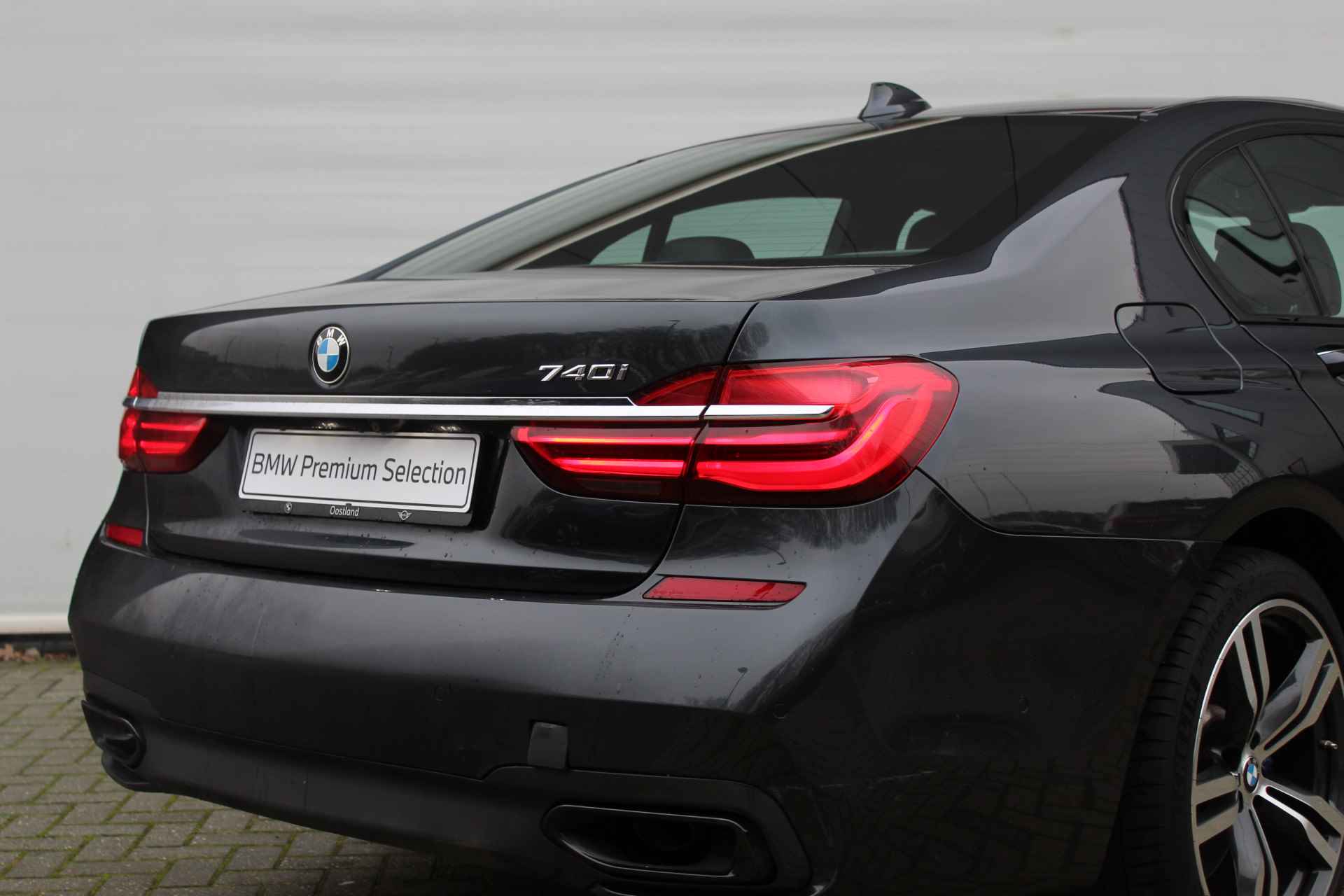 BMW 7 Serie 740i High Executive M Sport Automaat / Schuif-kanteldak / Achteruitrijcamera / Active Steering / Adaptieve LED / Apple CarPlay / Gesture Control / Soft Close - 17/34