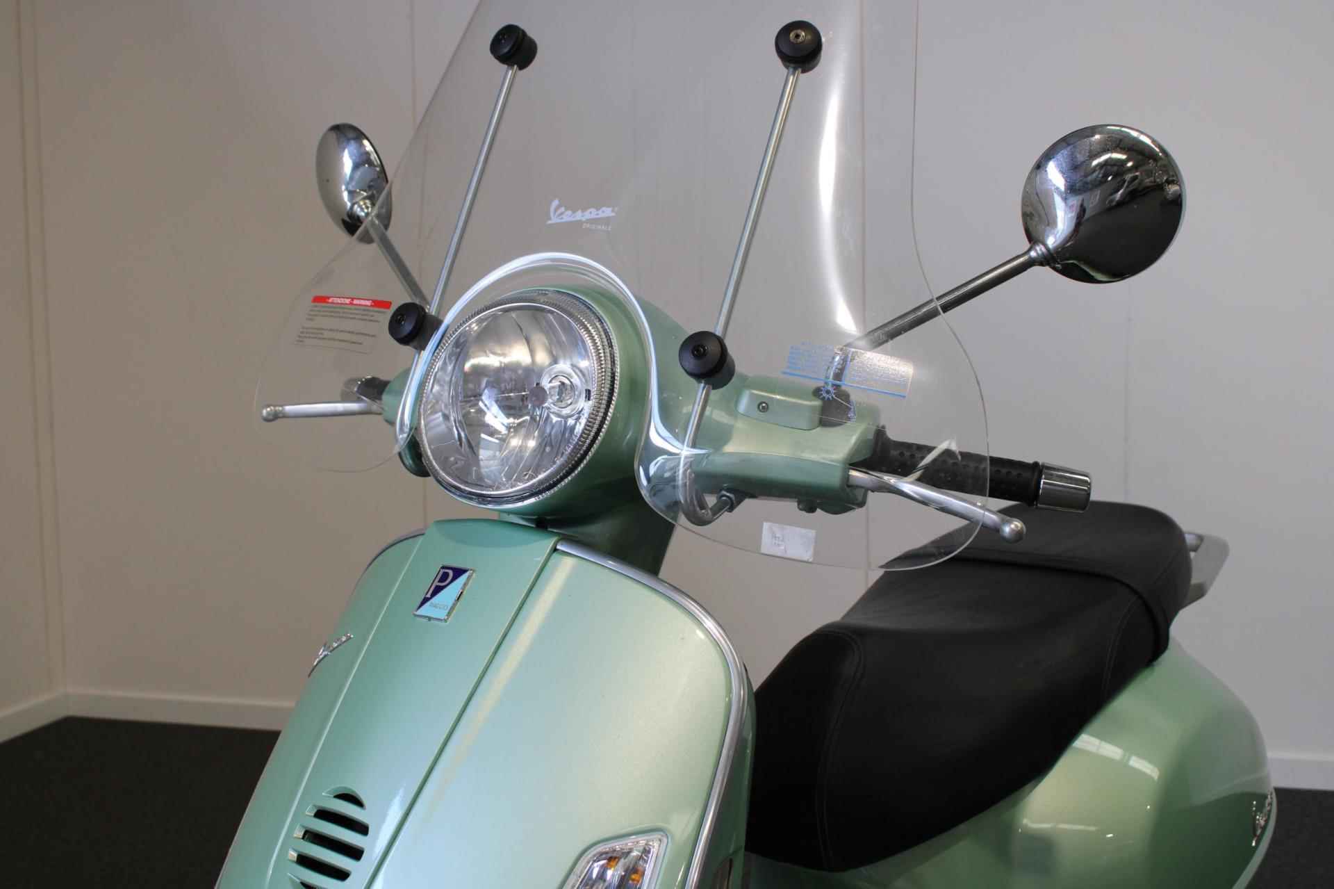 Vespa Scooter GT 200 - 4/18