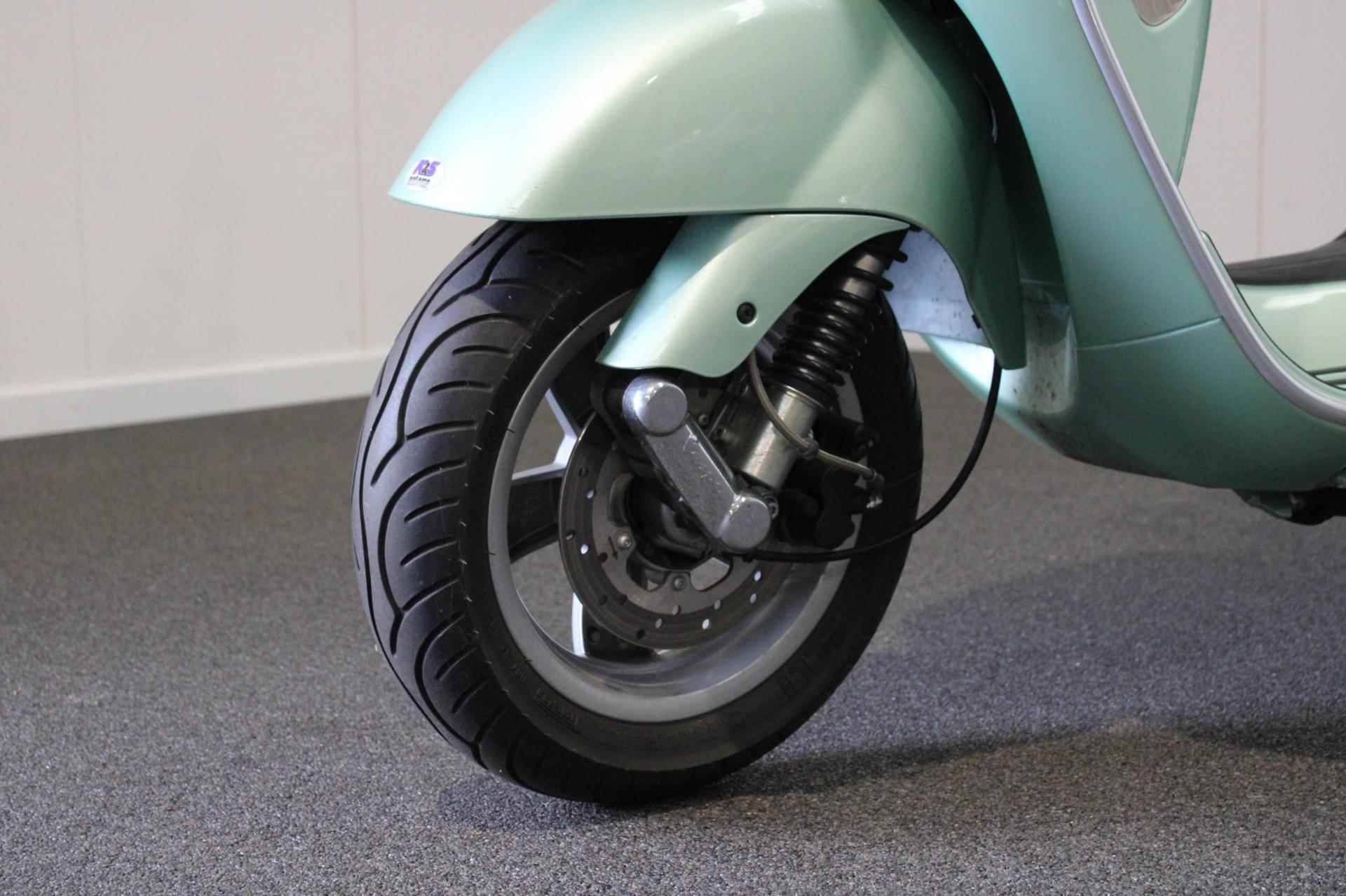 Vespa Scooter GT 200 - 5/18