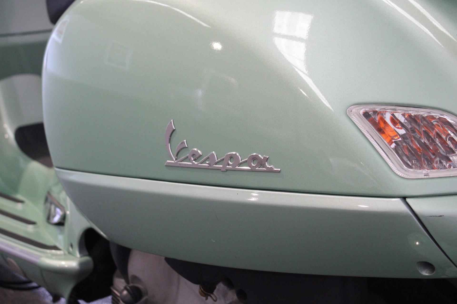 Vespa Scooter GT 200 - 8/18