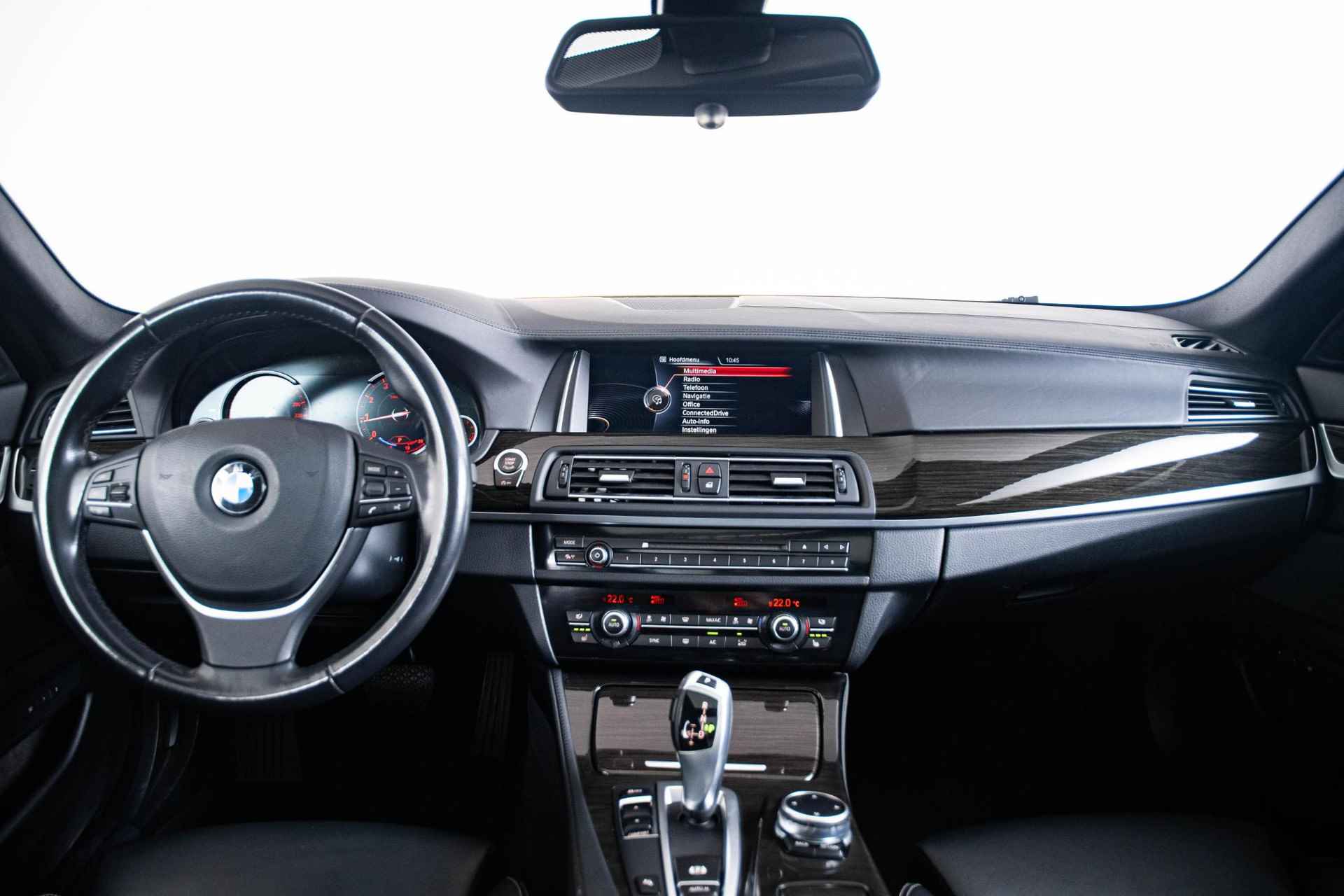 BMW 5-serie Touring 520i Luxury Edition Luxury Line - Panoramadak - Elektrisch verstelbare/verwarmbare comforstoelen - Elektrische Achterklep - Koplampsproeiers - Driving Experience Control - Park Distance Control voor en achter - - 3/69