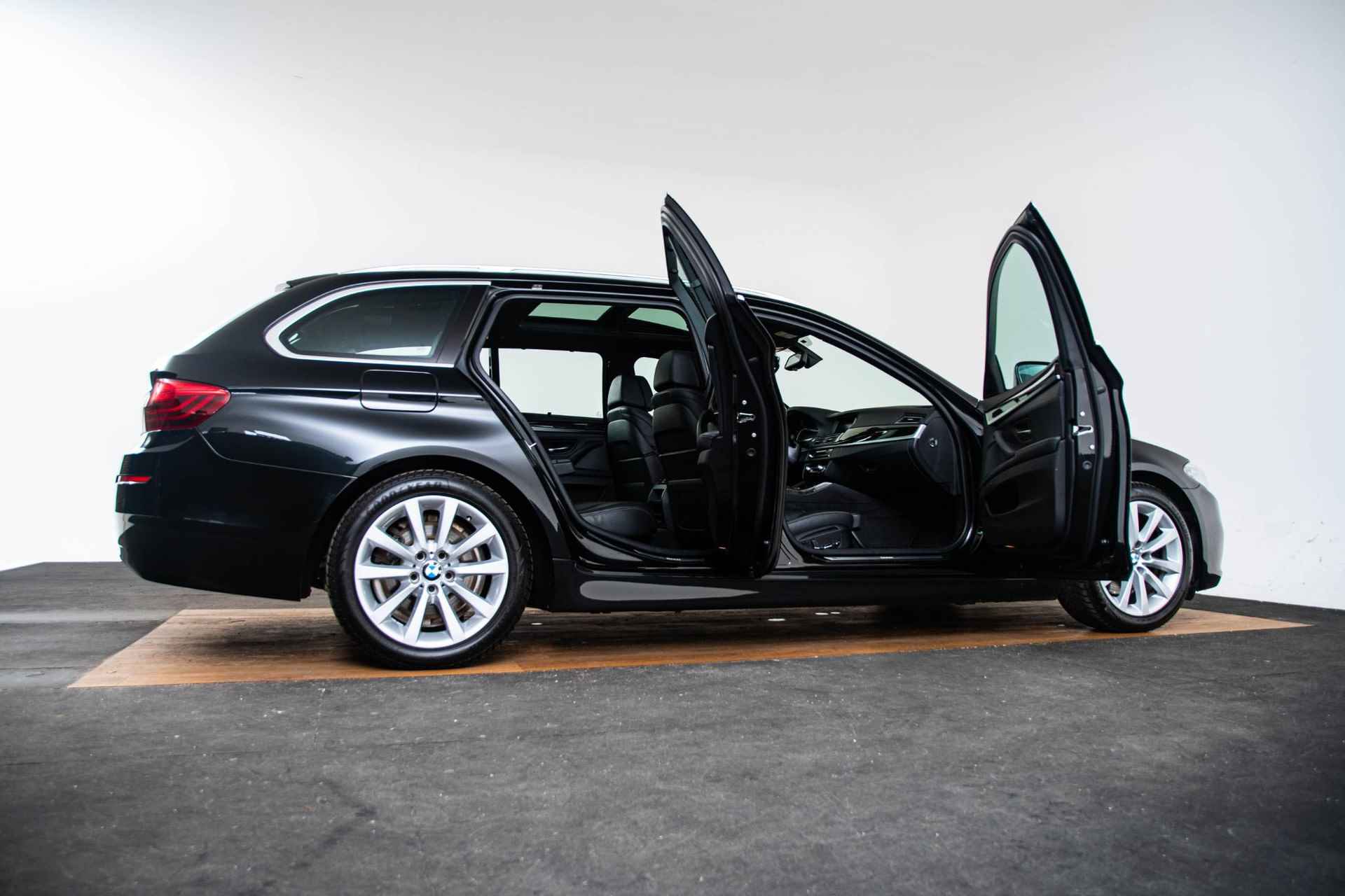 BMW 5-serie Touring 520i Luxury Edition Luxury Line - Panoramadak - Elektrisch verstelbare/verwarmbare comforstoelen - Elektrische Achterklep - Koplampsproeiers - Driving Experience Control - Park Distance Control voor en achter - - 9/69