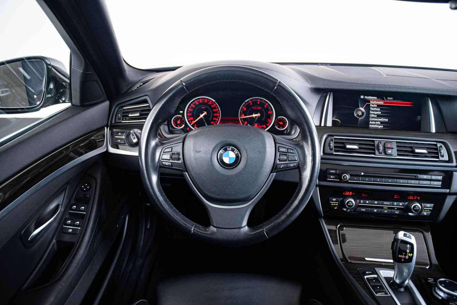 BMW 5-serie Touring 520i Luxury Edition Luxury Line - Panoramadak - Elektrisch verstelbare/verwarmbare comforstoelen - Elektrische Achterklep - Koplampsproeiers - Driving Experience Control - Park Distance Control voor en achter - - 15/69