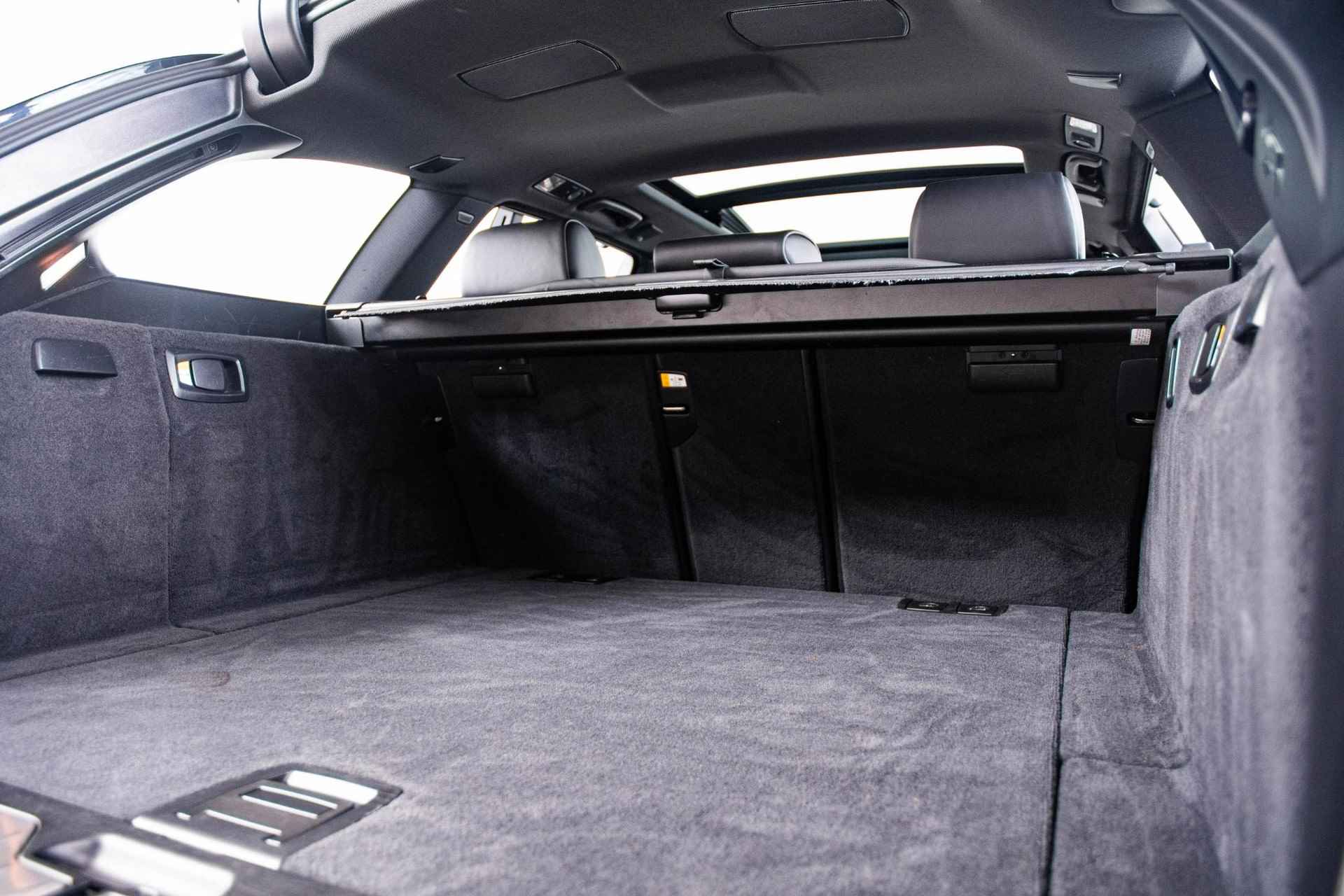 BMW 5-serie Touring 520i Luxury Edition Luxury Line - Panoramadak - Elektrisch verstelbare/verwarmbare comforstoelen - Elektrische Achterklep - Koplampsproeiers - Driving Experience Control - Park Distance Control voor en achter - - 32/69