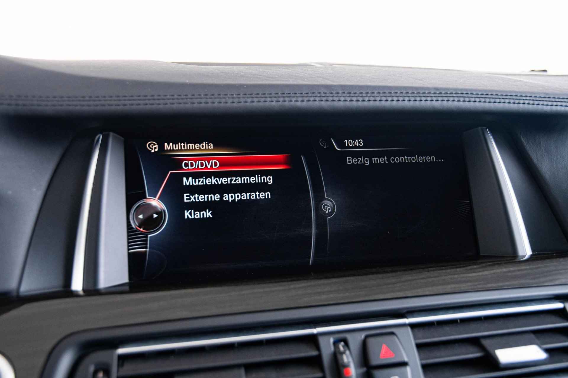 BMW 5-serie Touring 520i Luxury Edition Luxury Line - Panoramadak - Elektrisch verstelbare/verwarmbare comforstoelen - Elektrische Achterklep - Koplampsproeiers - Driving Experience Control - Park Distance Control voor en achter - - 60/69