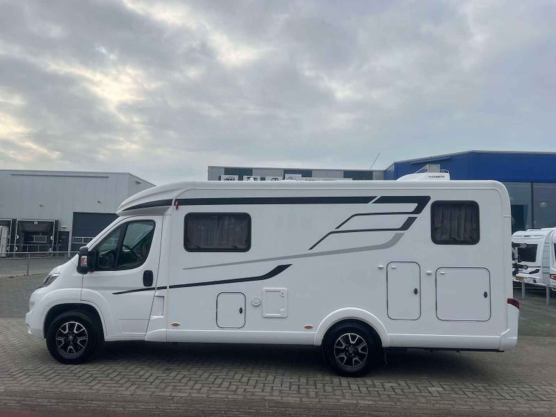 Hymer 580  222 breedt en 6.79 Lang - 4/18