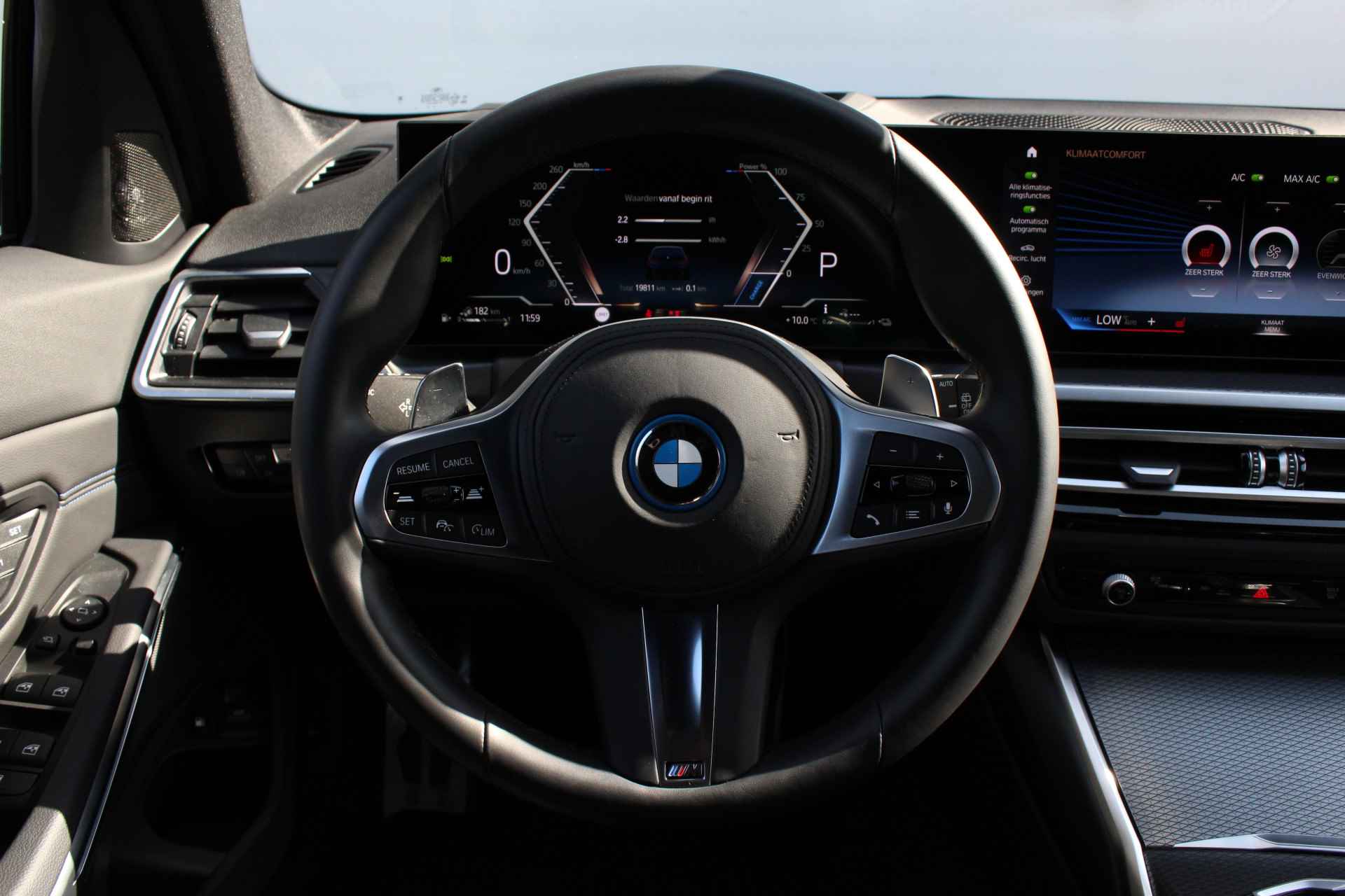 BMW 3 Serie Touring 330e High Executive M Sport Automaat / Panoramadak / Trekhaak / Adaptieve LED / Active Cruise Control / Sportstoelen  / Comfort Access - 28/31