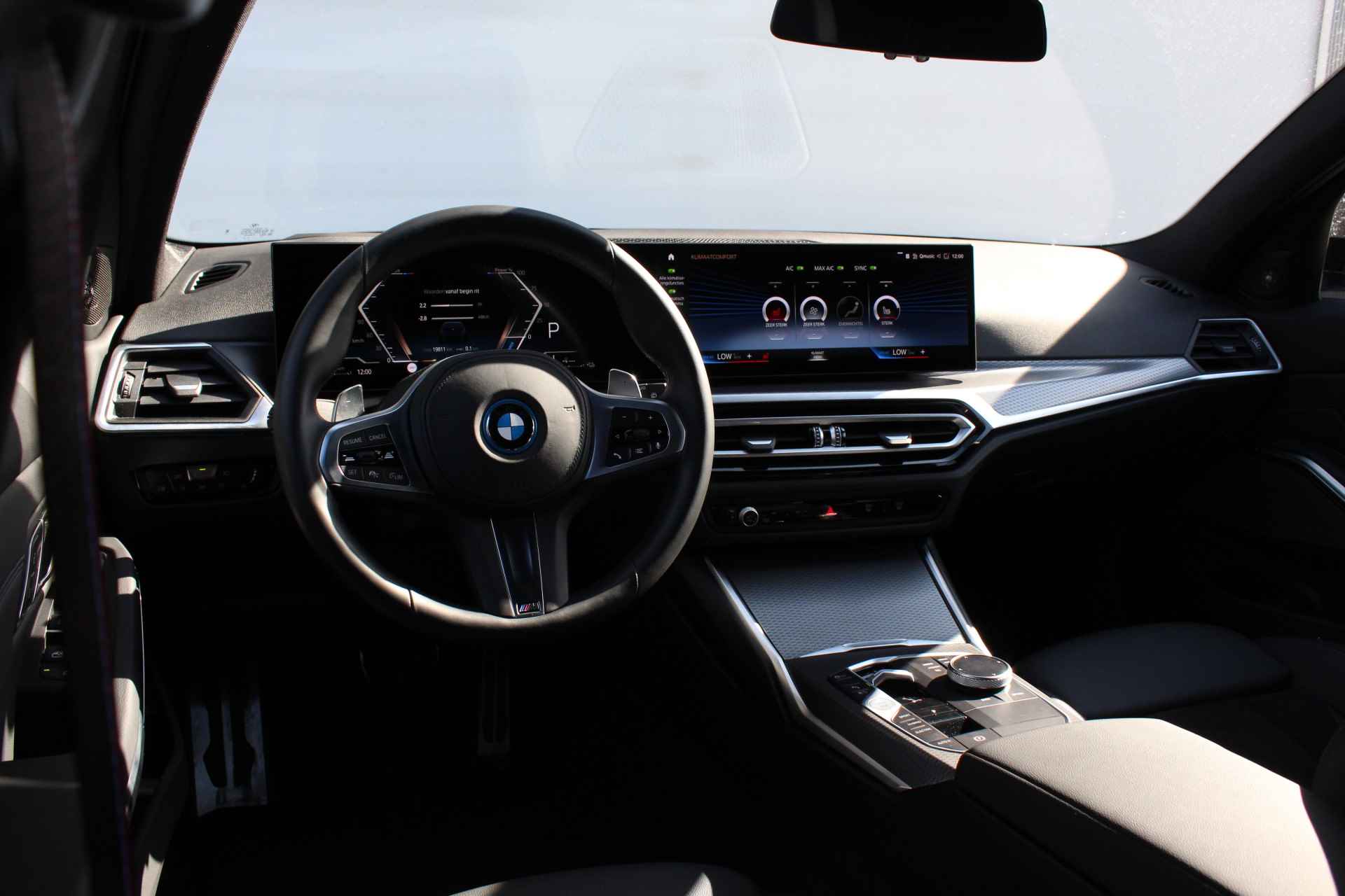 BMW 3 Serie Touring 330e High Executive M Sport Automaat / Panoramadak / Trekhaak / Adaptieve LED / Active Cruise Control / Sportstoelen  / Comfort Access - 30/31