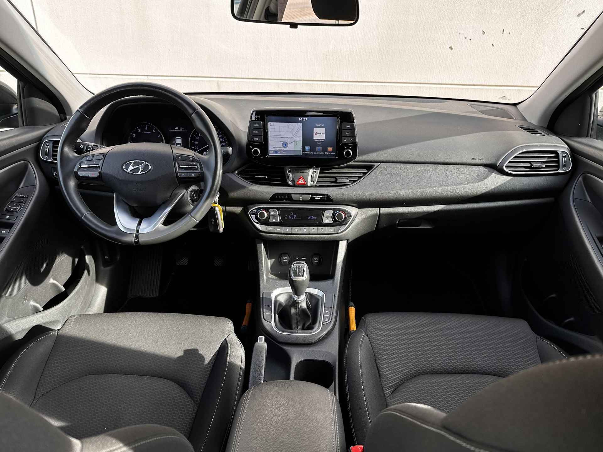 Hyundai i30 Wagon 1.4 T-GDI Comfort / Trekhaak / Climate Control / Navigatie / Apple CarPlay/Android Auto / Achteruitrijcamera / Lichtmetalen velgen / Lichtsensor / - 2/35