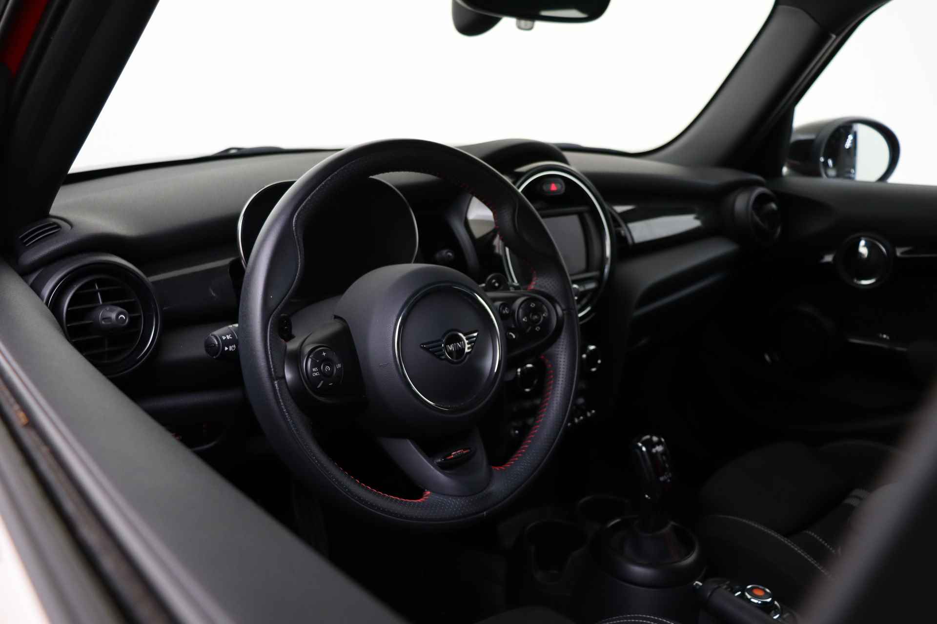 MINI Hatchback Cooper S Pepper Automaat / JCW Pakket / Panoramadak / Achteruitrijcamera / JCW Sportstoelen / Adaptieve LED / Park Assistant / Stoelverwarming - 4/61