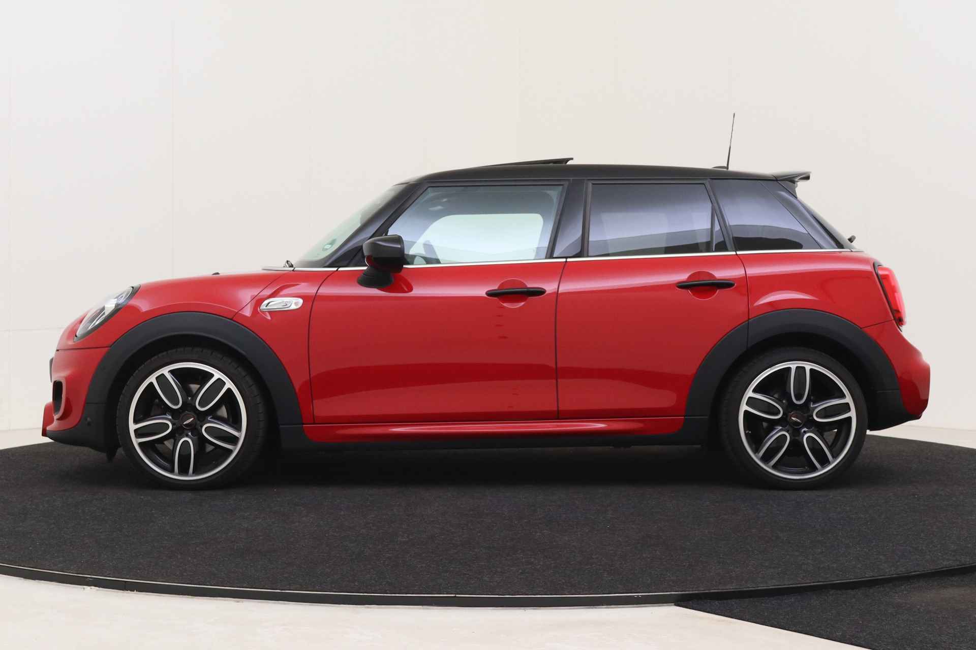 MINI Hatchback Cooper S Pepper Automaat / JCW Pakket / Panoramadak / Achteruitrijcamera / JCW Sportstoelen / Adaptieve LED / Park Assistant / Stoelverwarming - 15/61