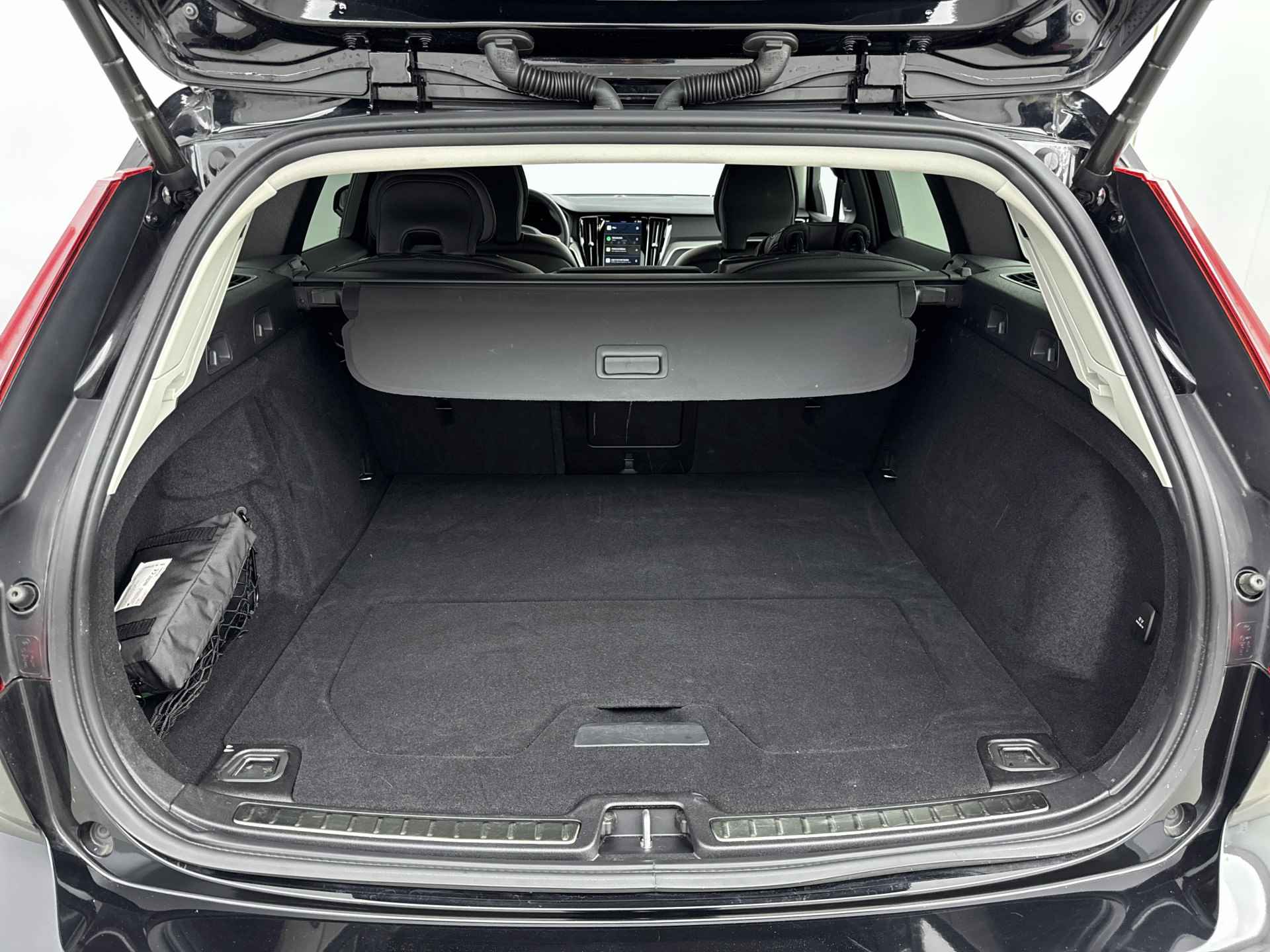 Volvo V60 B4 Core | Lederen bekleding | Stoel + Stuurverw. | Trekhaak | PDC + Camera | Trekhaak | Extra getint glas | - 24/29