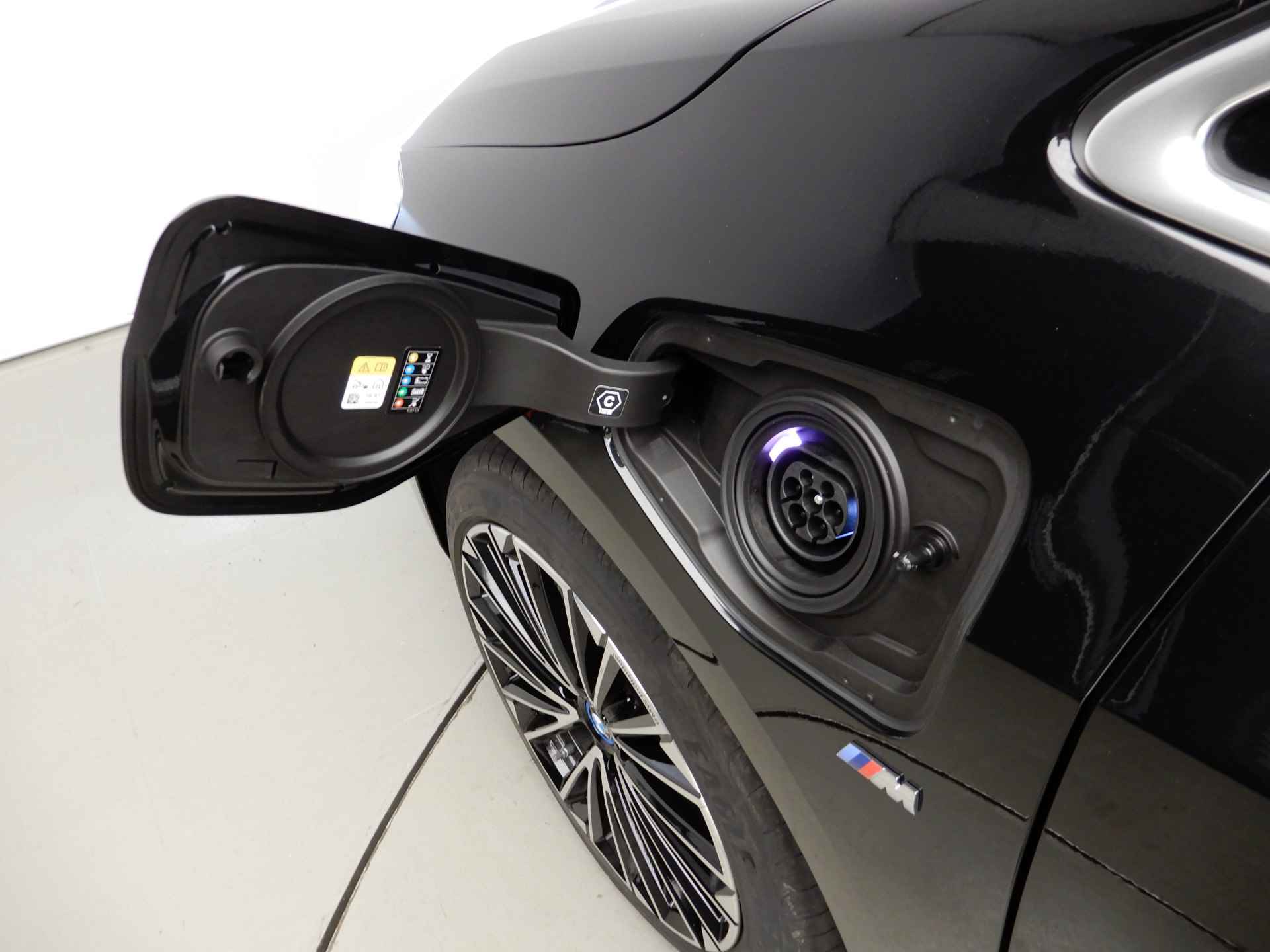 BMW 2 Serie Active Tourer 225e xDrive M-Sportpakket / LED / Navigatie / Trekhaak / Schuifdak / Keyles go / Sportstoelen / DAB / Harman-kardon sound / Alu 19 inch - 35/39