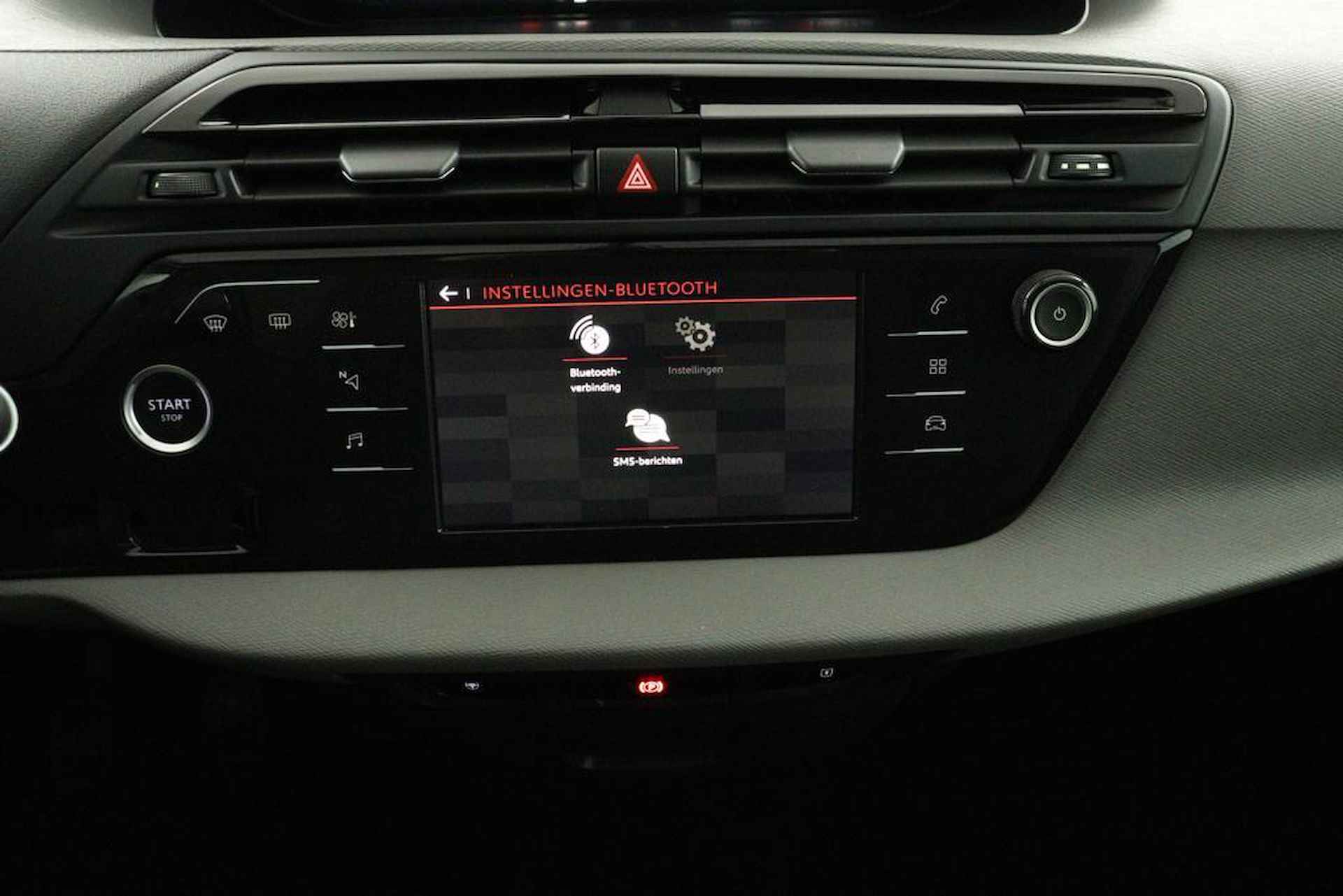 Citroen C4 Picasso 1.2 130pk Feel | Navigatie | Trekhaak | Climate Control | Camera | Two Tone lak | PDC V+A | LMV 17 inch - 35/45