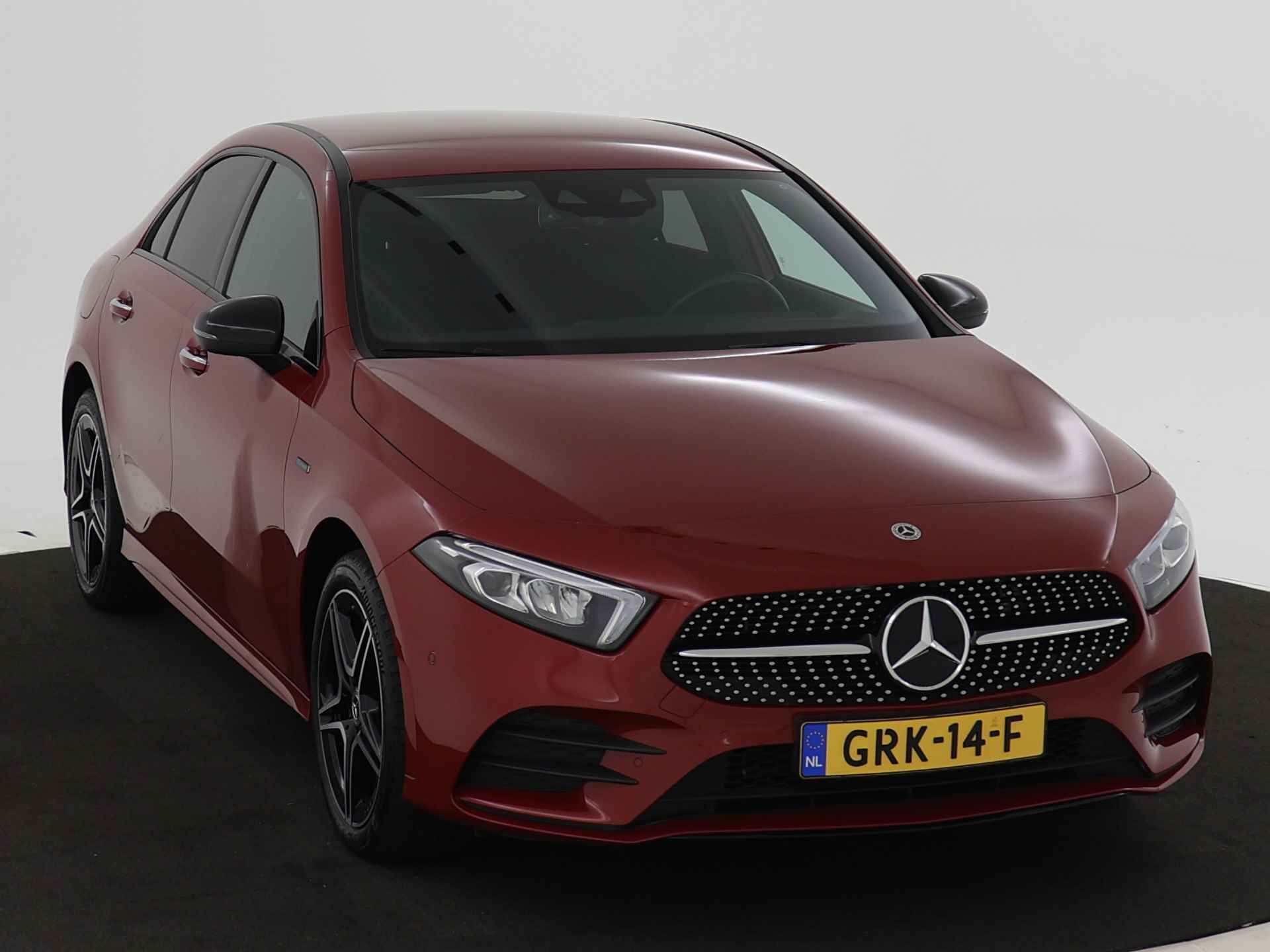 Mercedes-Benz A-Klasse 250 e AMG Plug-In Hybride | Achteruitrijcamera | Nightpakket | Sfeerverlichting | Apple Carplay | Inclusief 24 maanden MB Certified garantie voor Europa. - 28/44